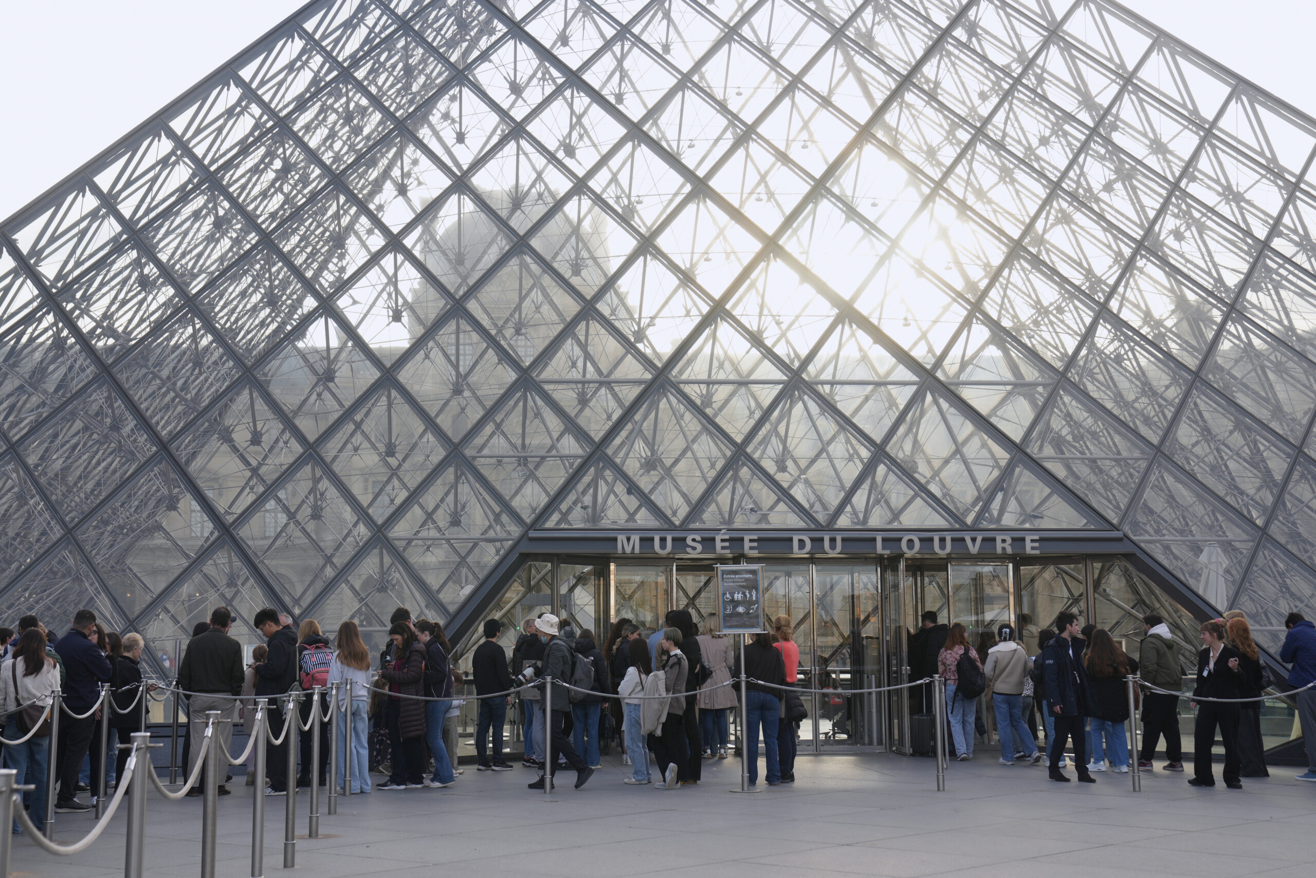 France, vol au Louvre : Deux suspects arrêtés 1 france vol au louvre deux suspects arretes scaled