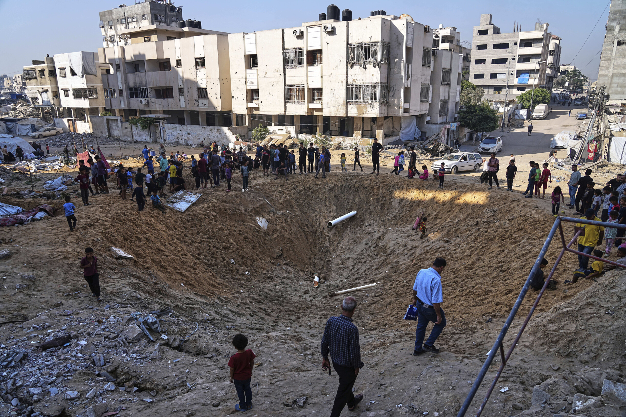 legypte envoie 12 camions a gaza pour les operations de recherche des corps scaled