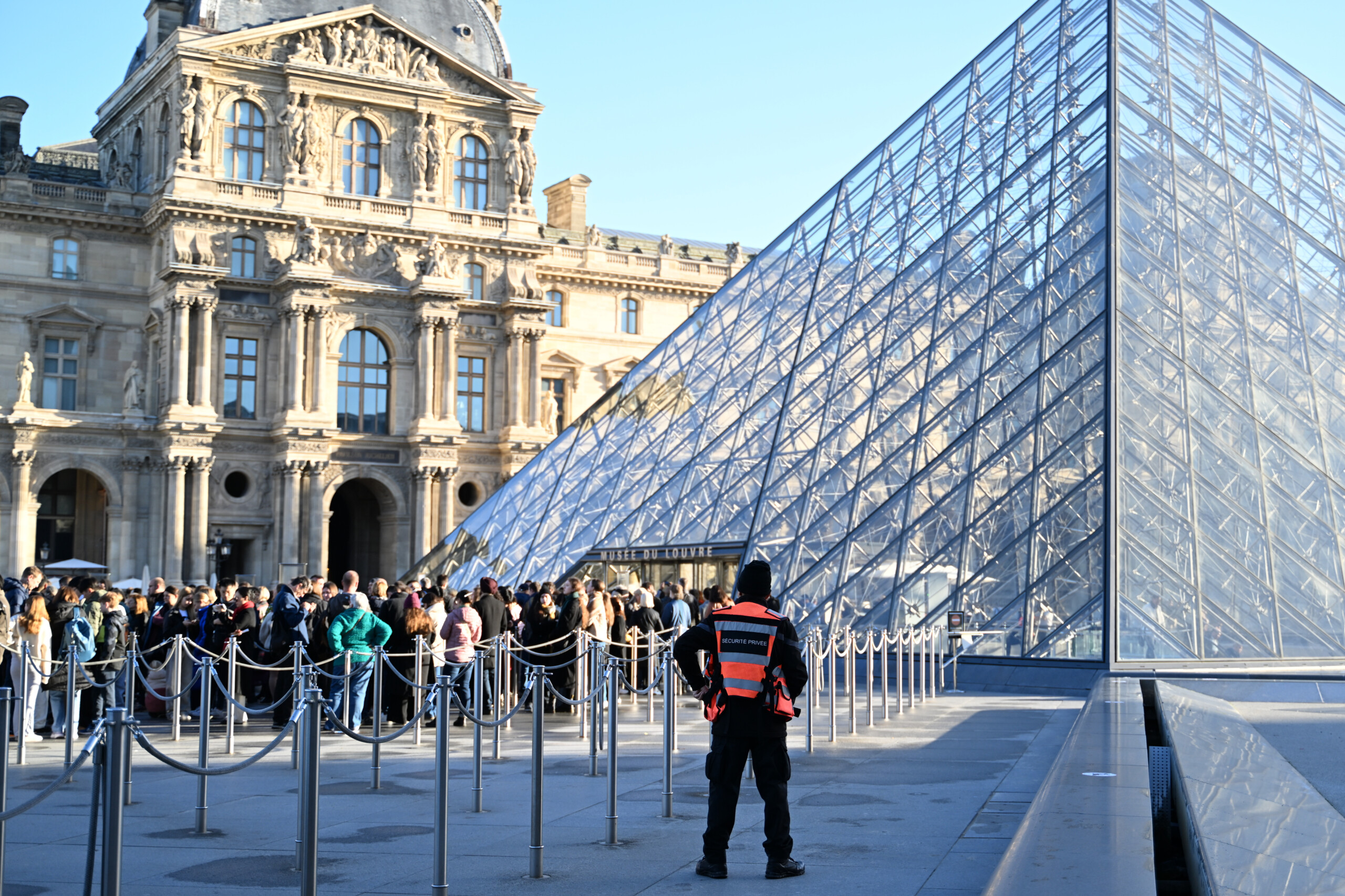 france vol au louvre un homme de 37 ans est egalement inculpe trois personnes sont relachees sans inculpation scaled