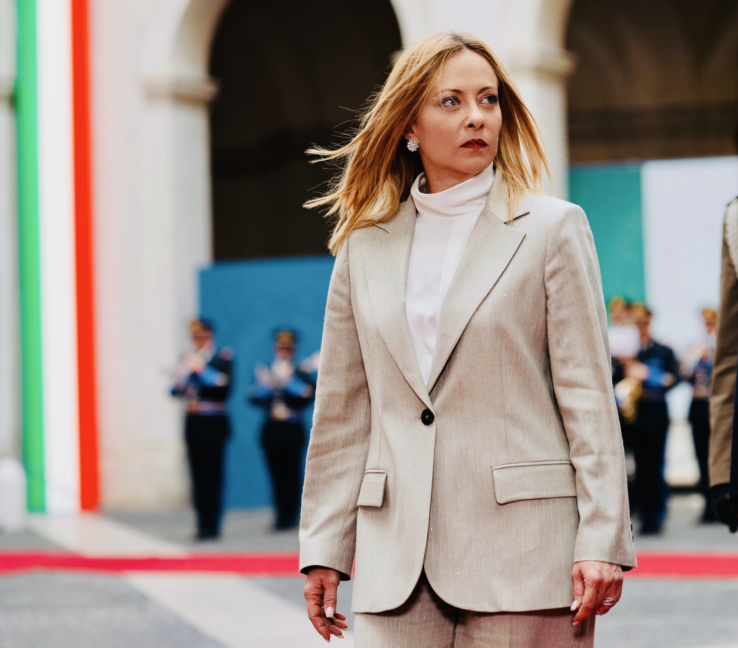 naples meloni attristee par la mort dun policier dans un accident scaled