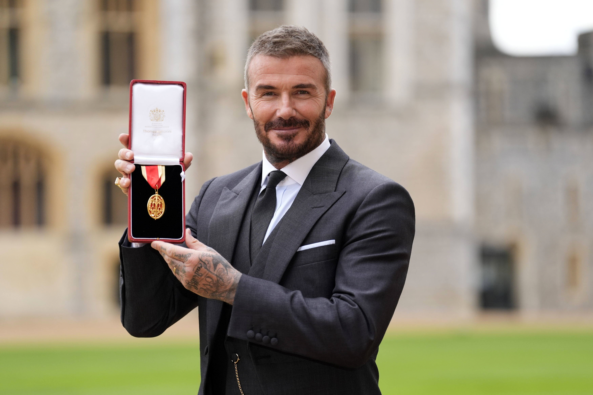 david beckham devient sir ceremonie avec le roi charles a windsor