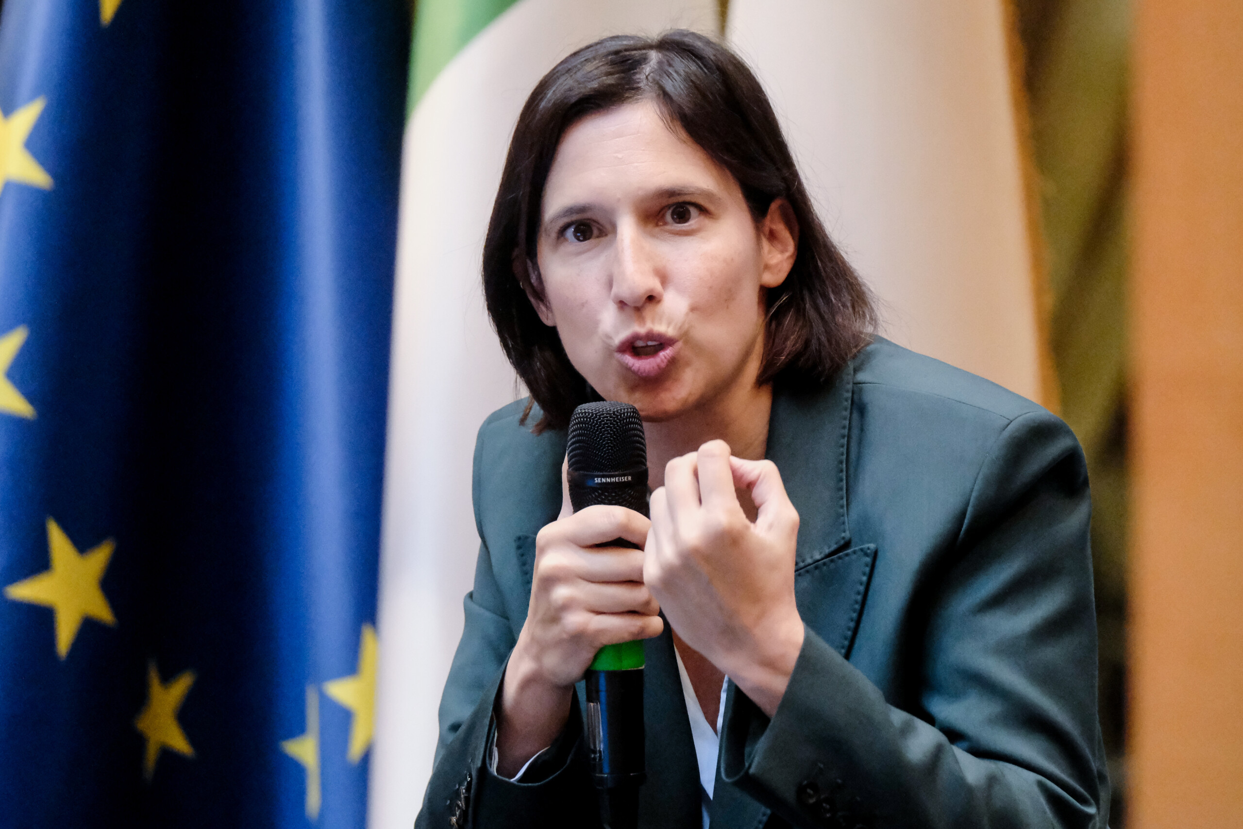 Fiscalité : Schlein, Meloni restera dans les mémoires pour avoir saigné les familles et aidé les riches 1 fiscalite schlein meloni restera dans les memoires pour avoir saigne les familles et aide les riches scaled