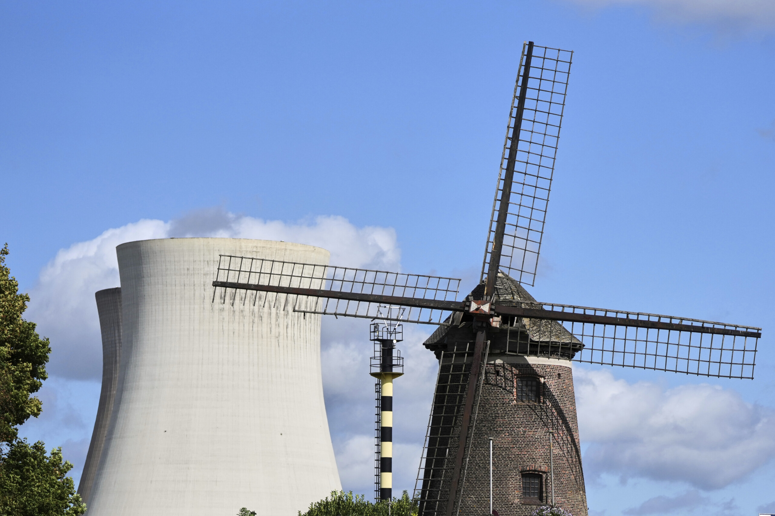 belgique trois drones apercus au dessus de la centrale nucleaire de doel scaled