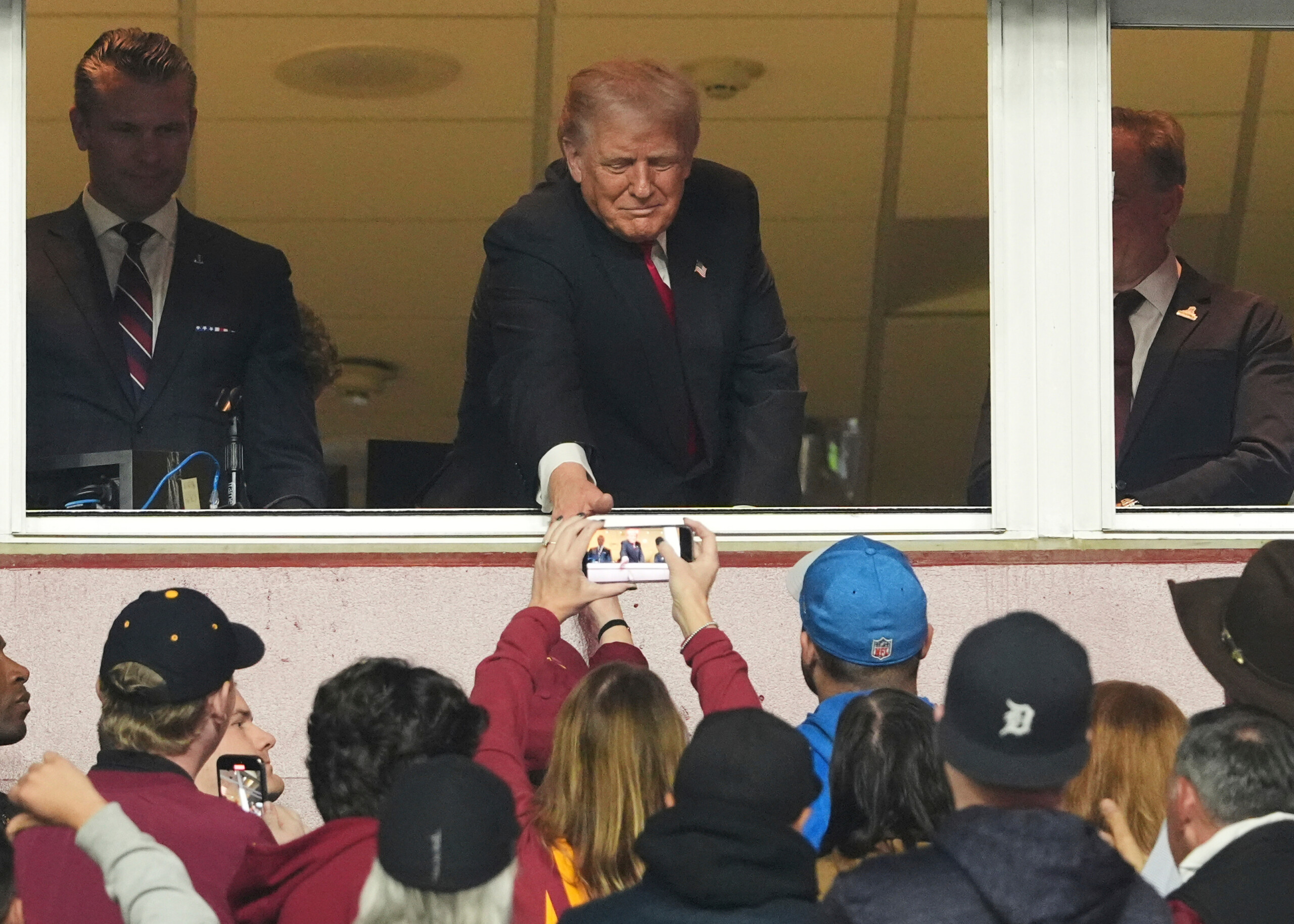 Football : Trump assiste à un match de la NFL, premier président à le faire depuis Jimmy Carter 1 football trump assiste a un match de la nfl premier president a le faire depuis jimmy carter scaled