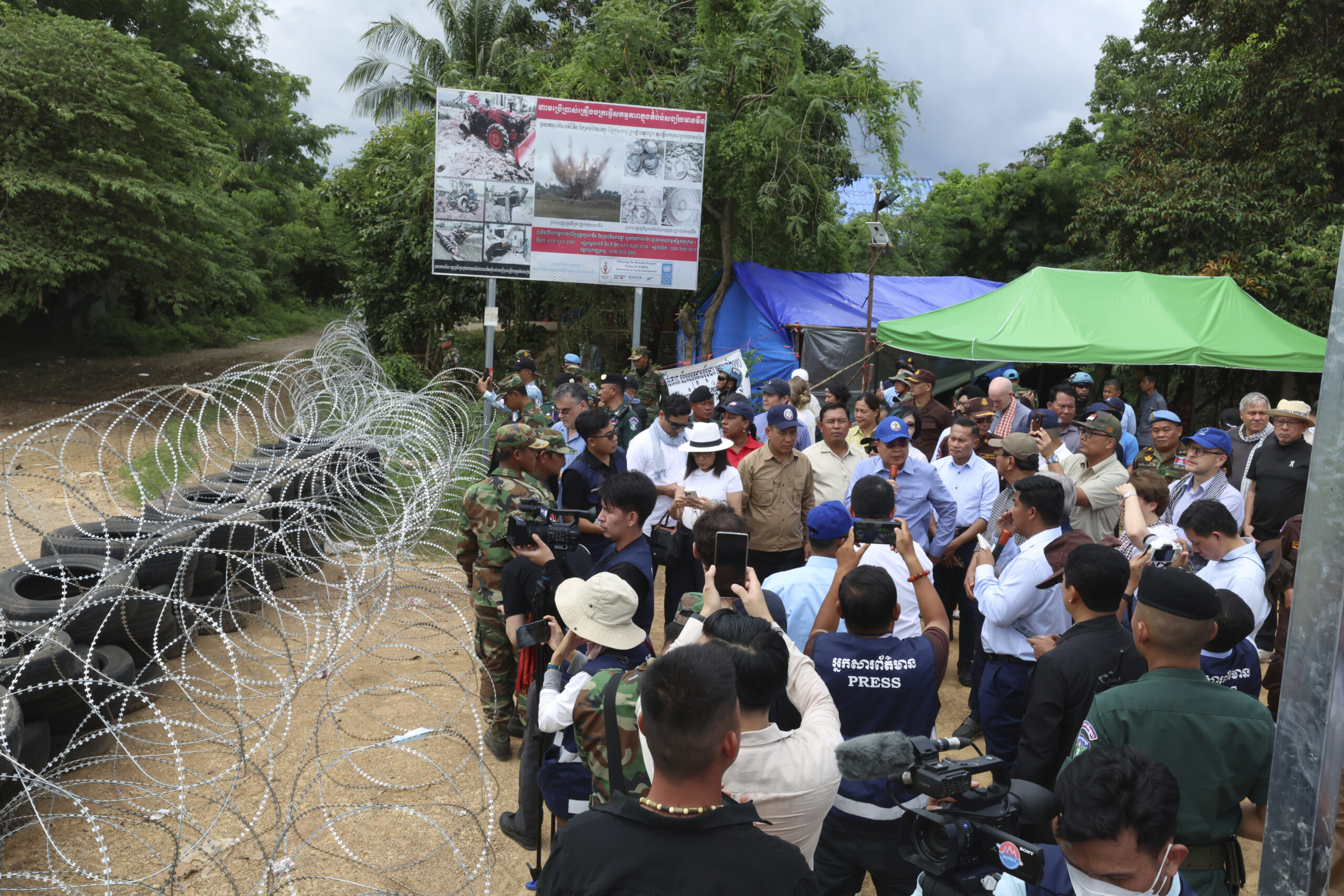 la thailande suspend laccord de paix avec le cambodge scaled