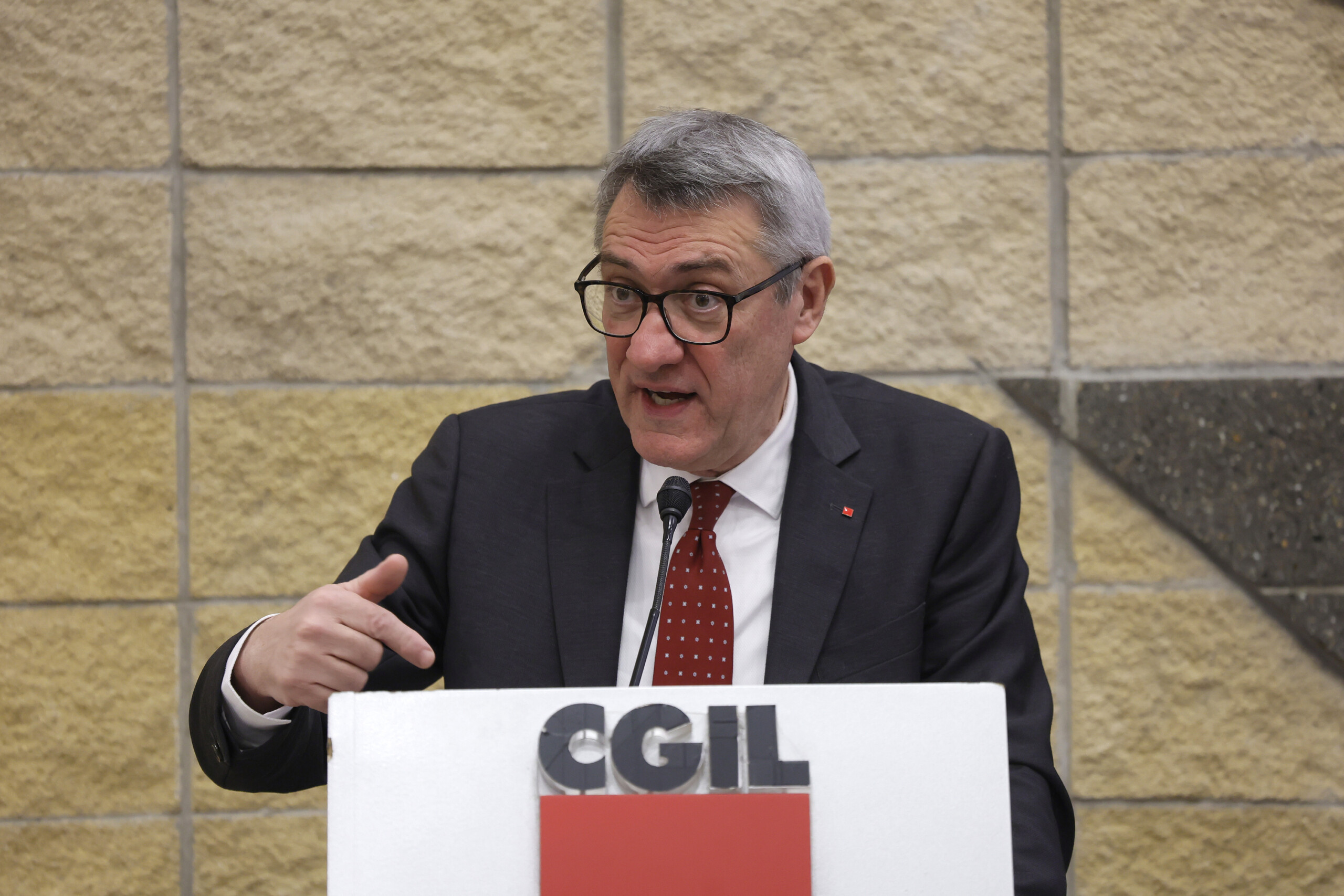 manoeuvre landini greve parce quil ne se preoccupe que du deficit de 3 et des elections scaled