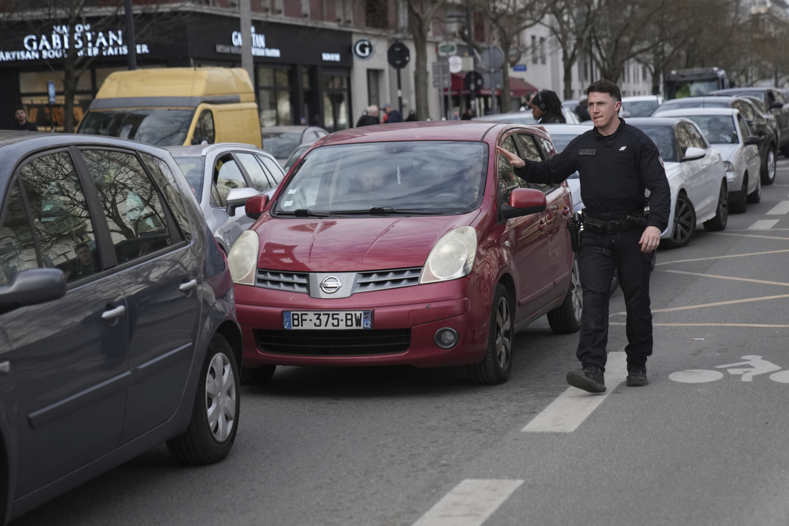 france un agent tire sur un homme arme dun couteau a la gare montparnasse a paris scaled