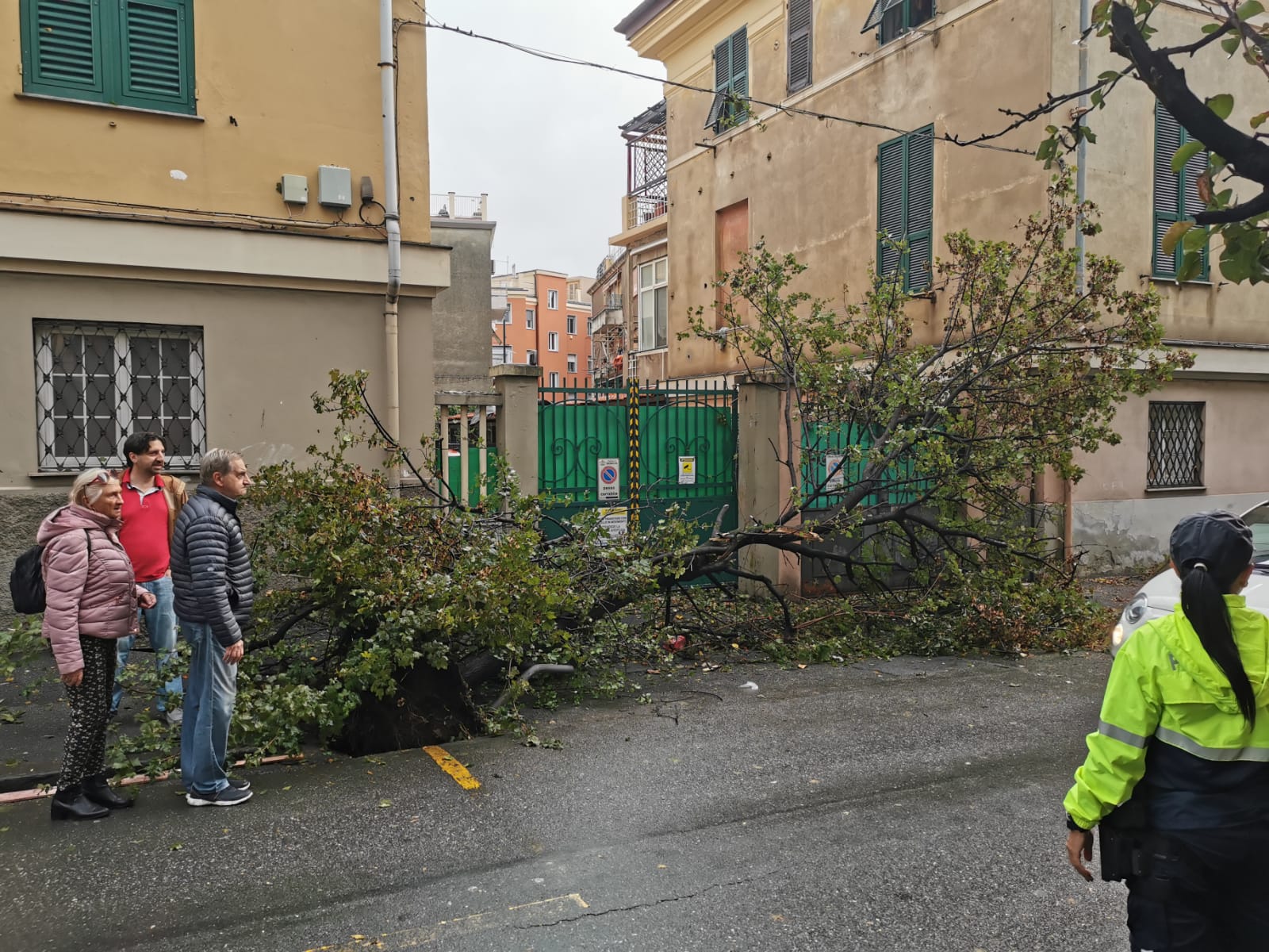 Intempéries : tornade à Gênes, camion renversé et glissement de terrain à Pegli 1 intemperies tornade a genes camion renverse et glissement de terrain a pegli