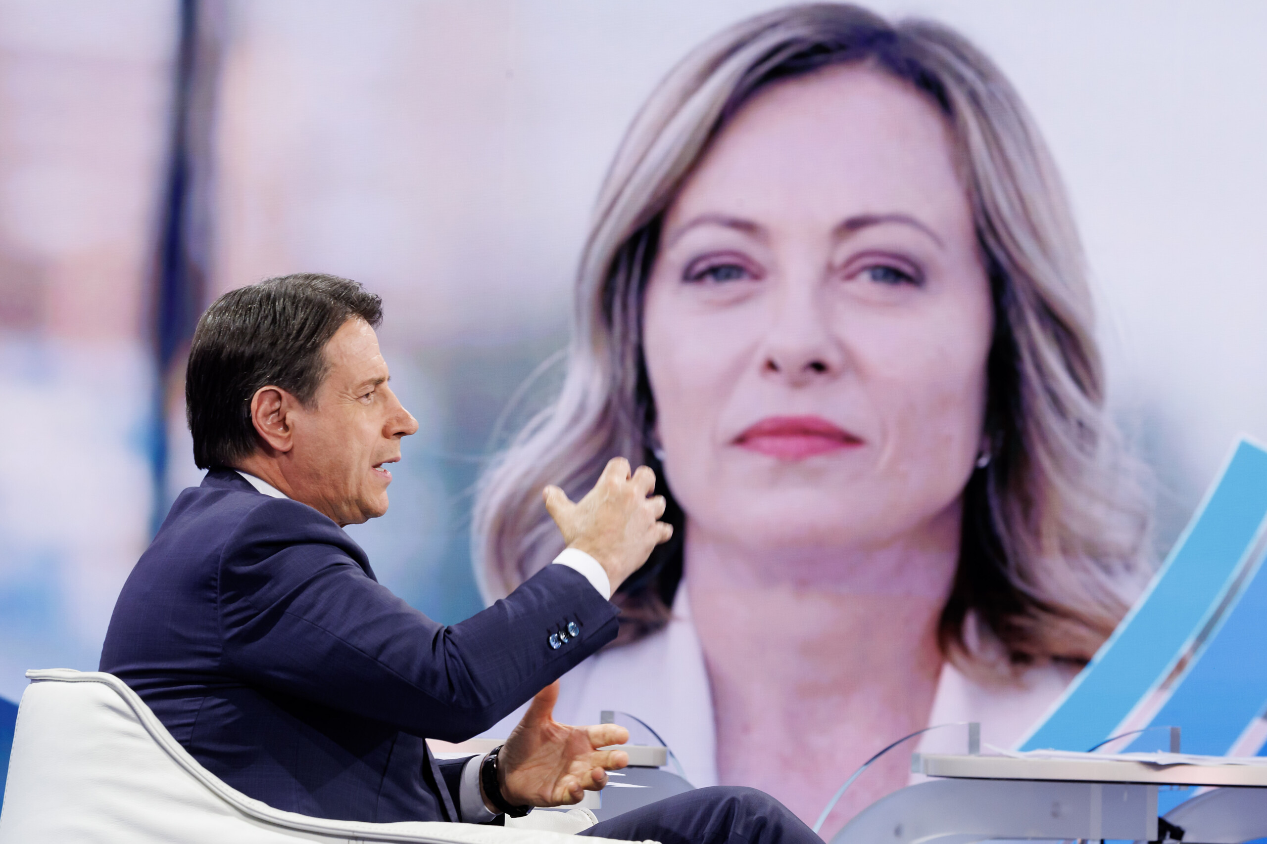 manoeuvre conte le gouvernement investit dans les armes et les coupes budgetaires retombent sur les regions et les communes scaled