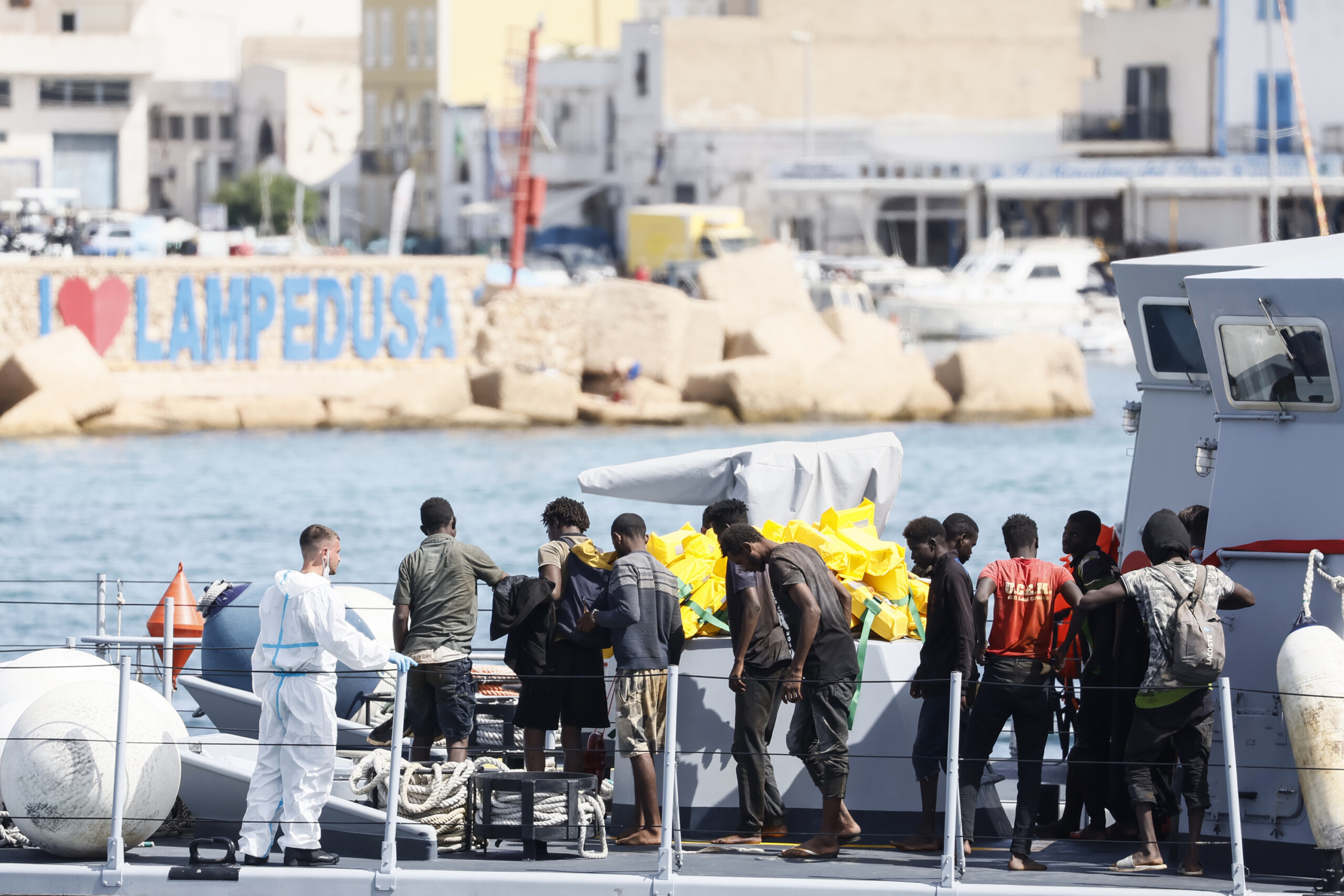 Migrants, MSF : « Oyvon secourt 41 personnes débarquées à Lampedusa » 1 migrants msf oyvon secourt 41 personnes debarquees a lampedusa scaled