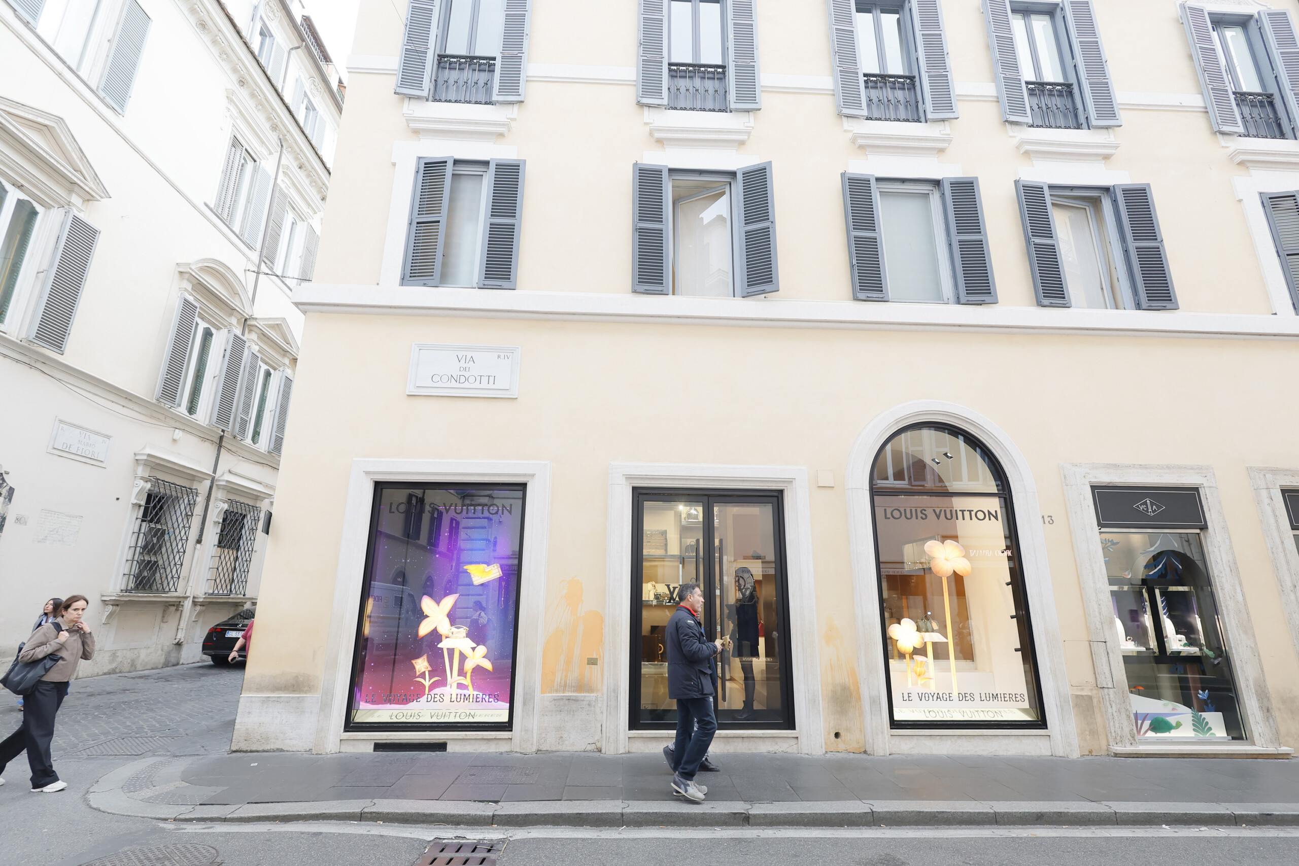 Rome : butin de 307 000 euros pour un vol chez Louis Vuitton 1 rome butin de 307 000 euros pour un vol chez louis vuitton scaled
