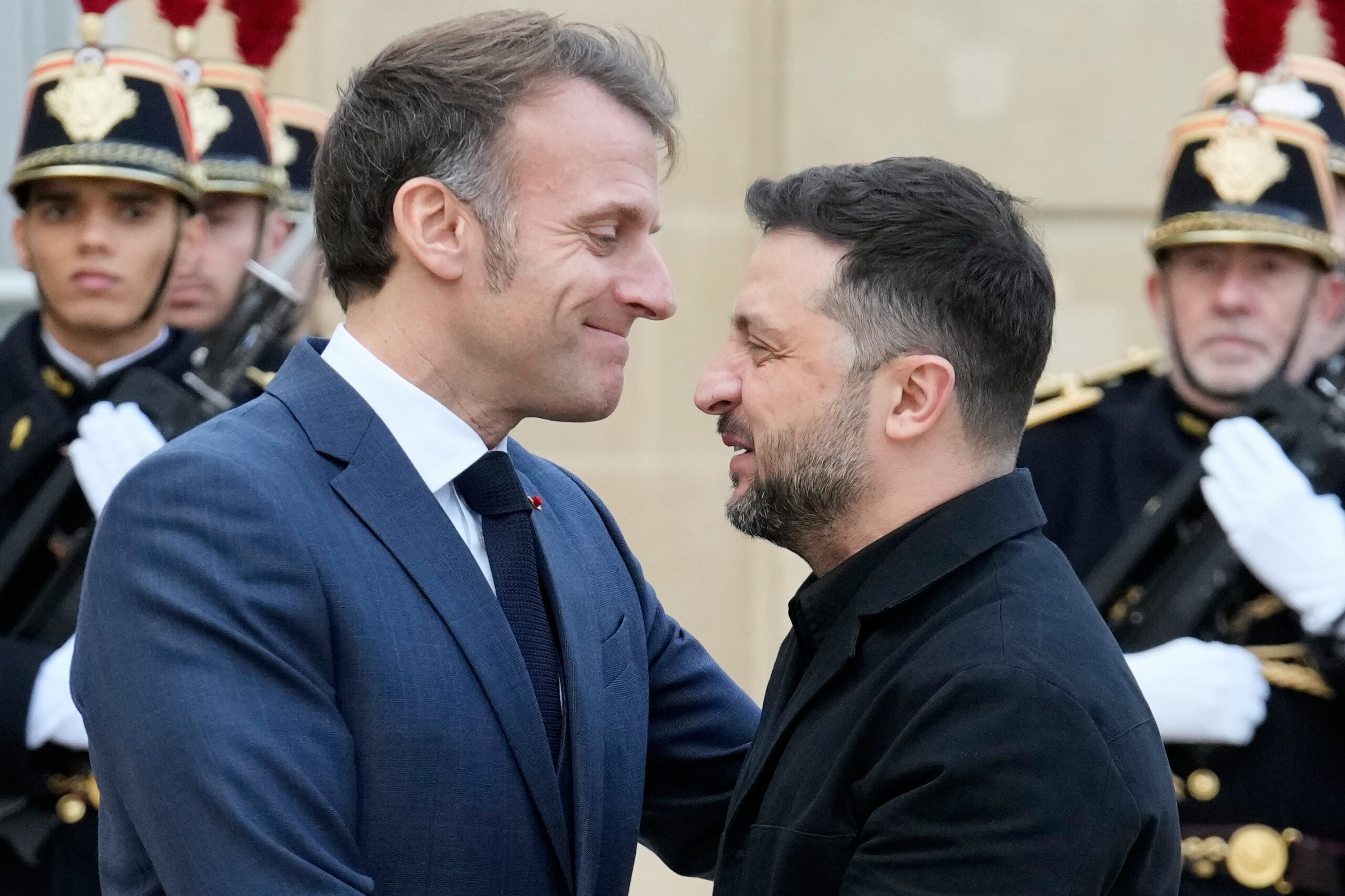 Ukraine, Macron : « Tout est prêt pour la paix, seule la Russie poursuit la guerre » 1 ukraine macron tout est pret pour la paix seule la russie poursuit la guerre scaled