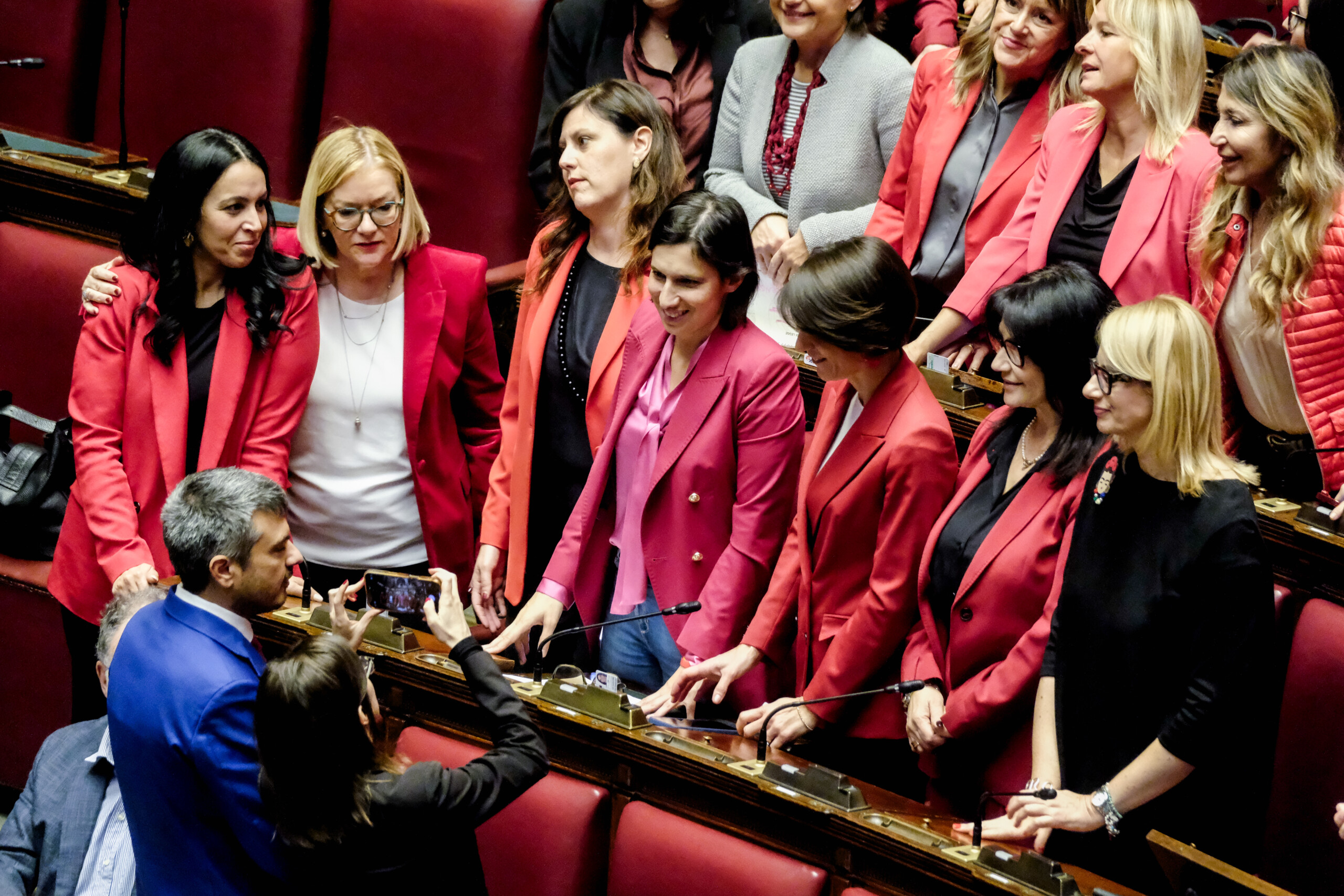 violence contre les femmes schlein une loi transversale pour une revolution culturelle dans le pays scaled