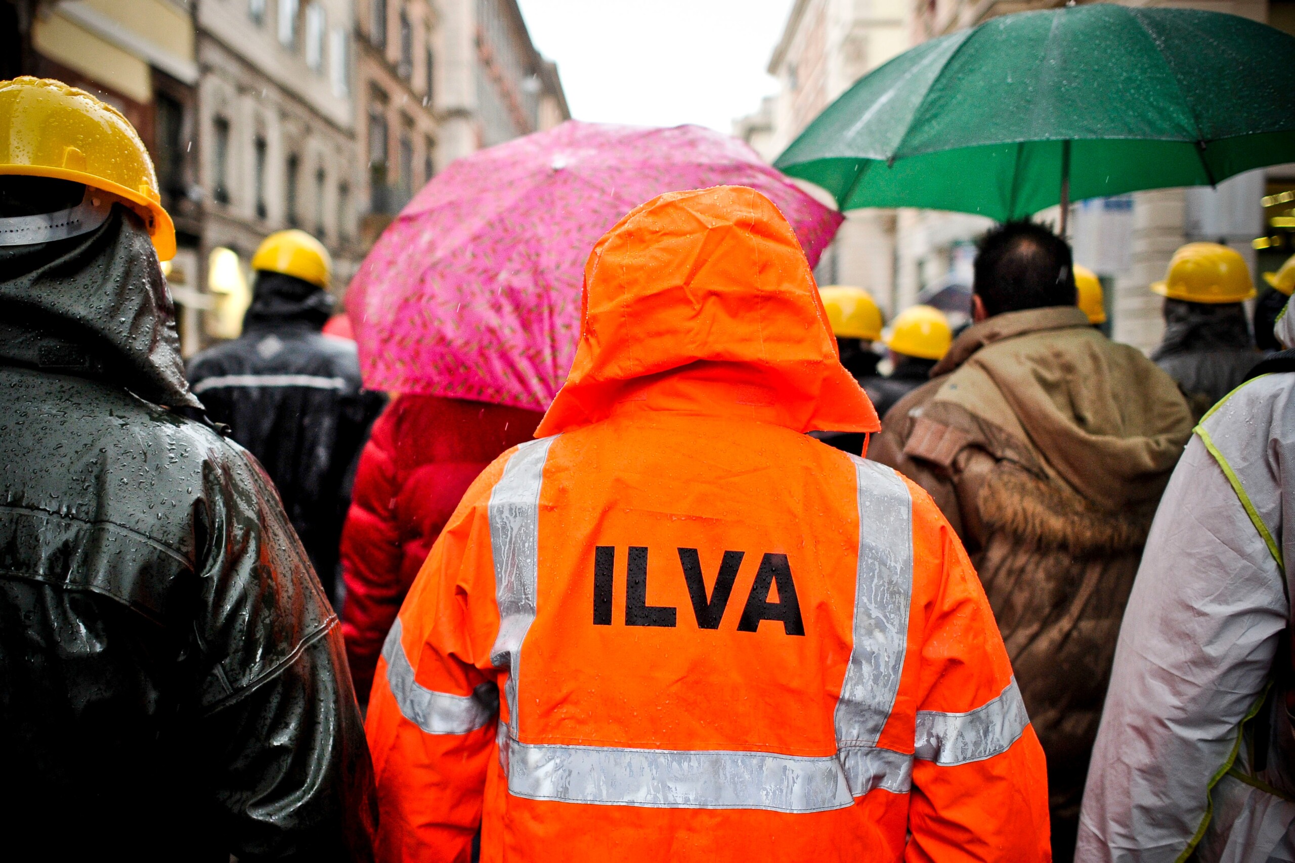 ex ilva nuit sur la place pour les travailleurs de genes la maire une lutte sacro sainte scaled