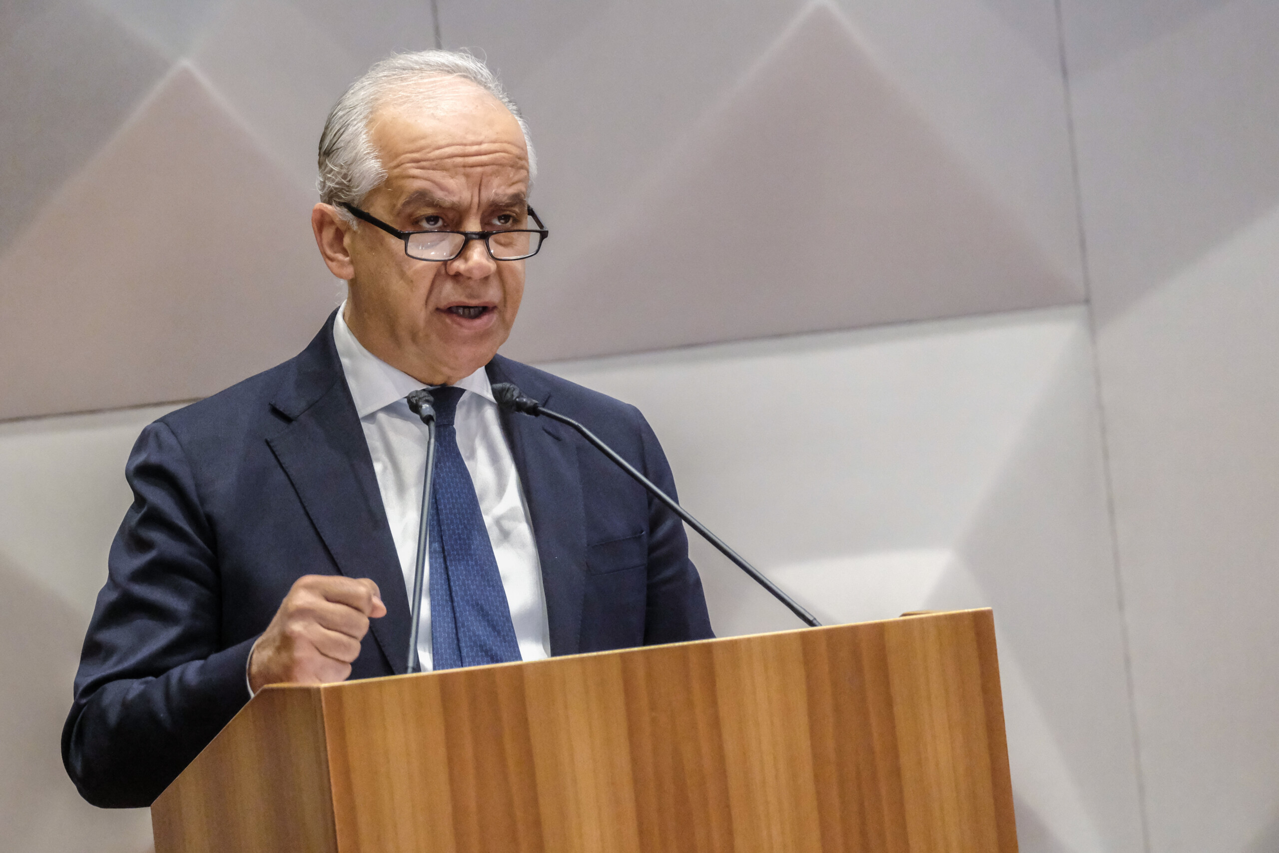 piantedosi deja 15 personnes identifiees a bologne solidarite avec les agents blesses scaled