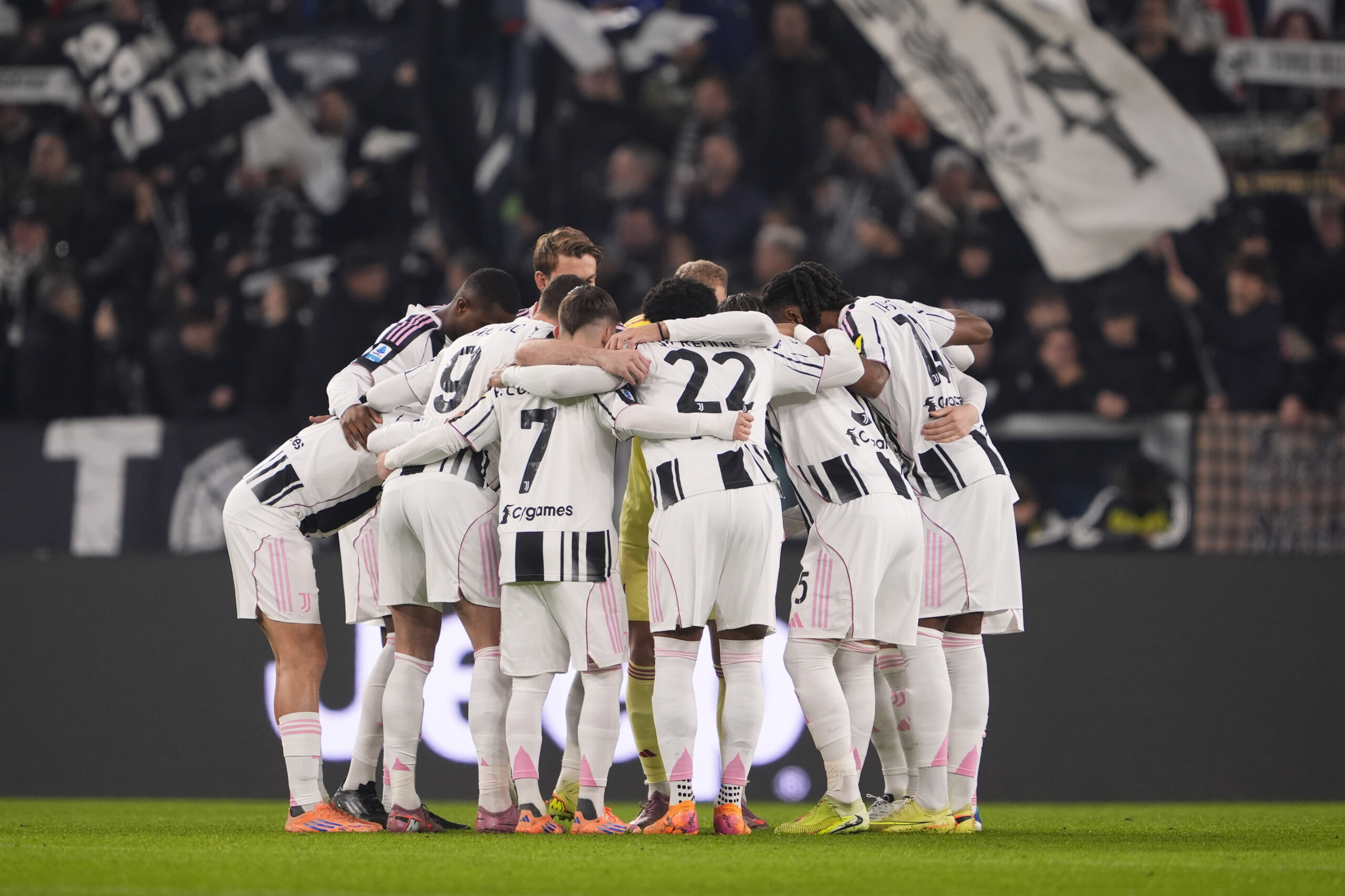 tragedie de superga la juventus reagit au geste de lavion lors du derby nous condamnons toute forme doutrage scaled