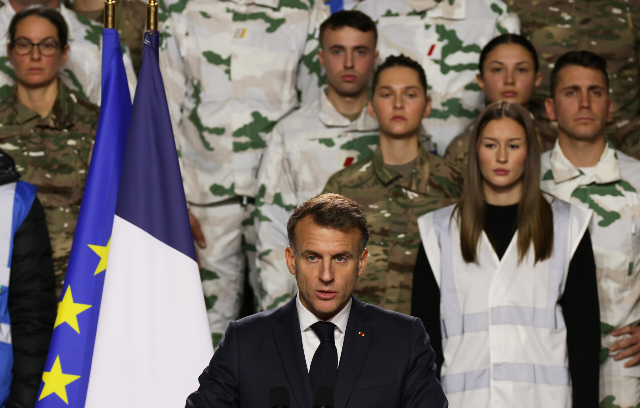 france macron objectif recruter 10 000 jeunes dici 2030 scaled