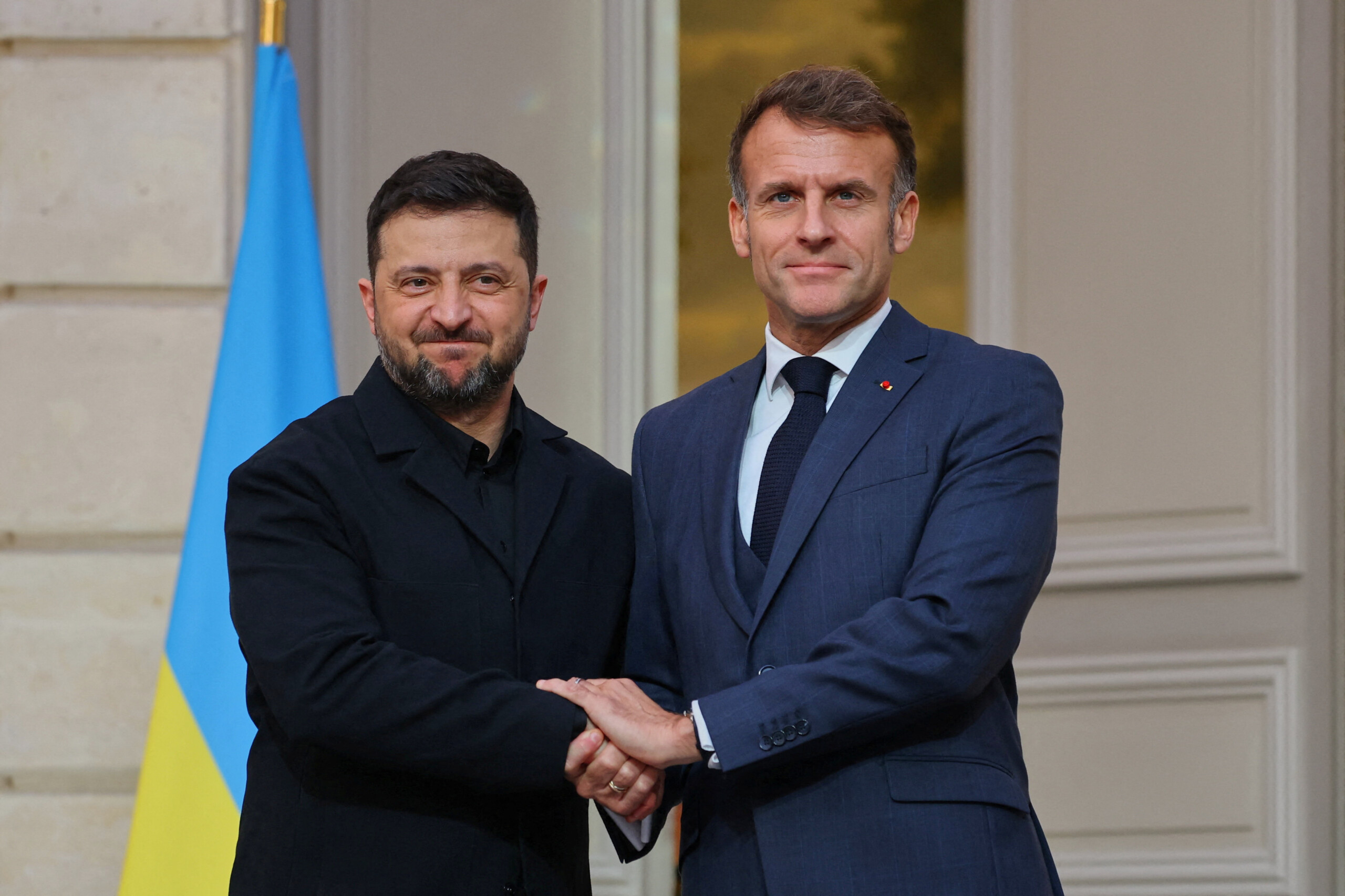 ukraine zelensky arrive a lelysee accueilli par macron avec une accolade scaled