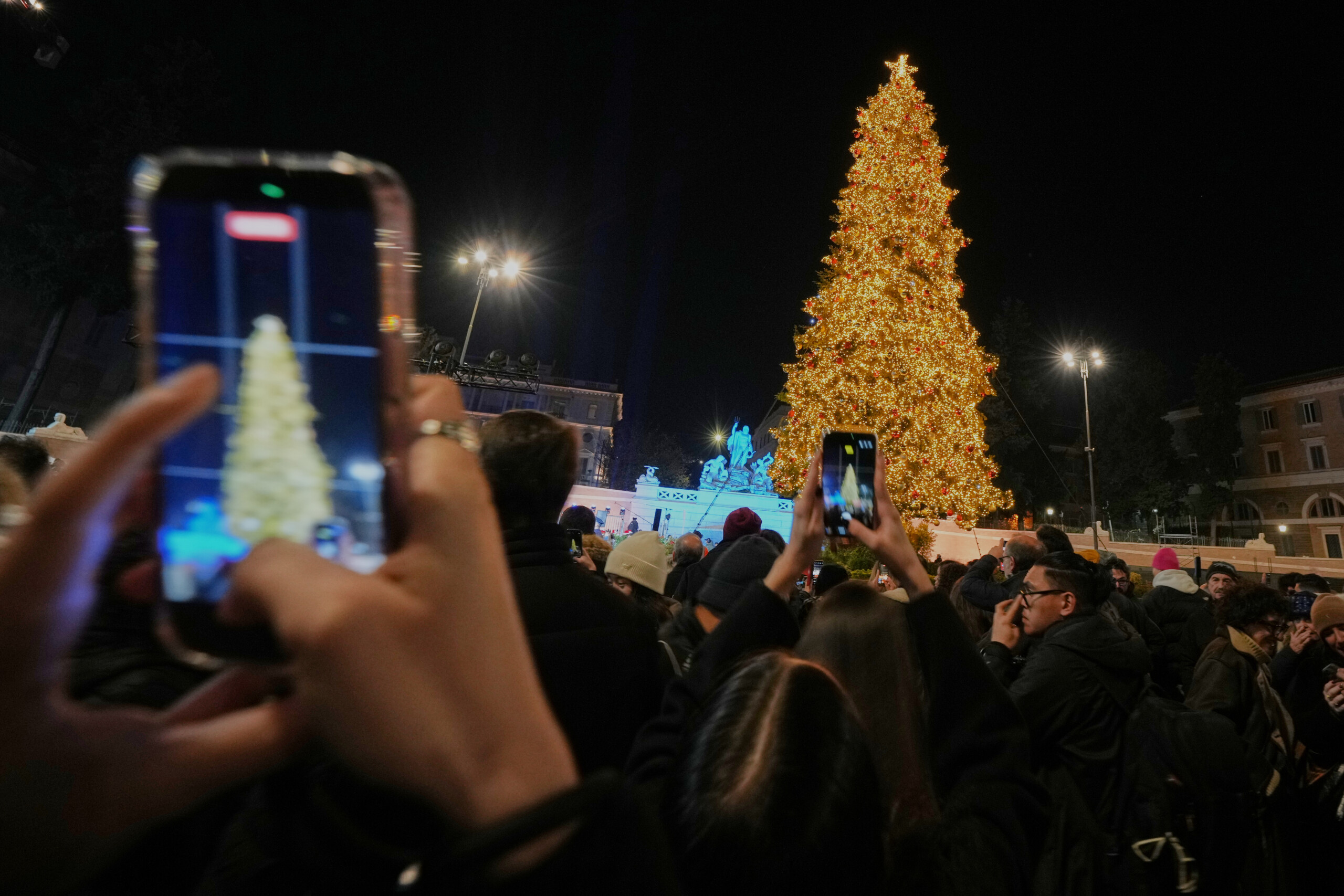 Rome : l'arbre de Noël de la Piazza del Popolo est allumé, Gualtieri donne le coup d'envoi des festivités 1 rome larbre de noel de la piazza del popolo est allume gualtieri donne le coup denvoi des festivites scaled