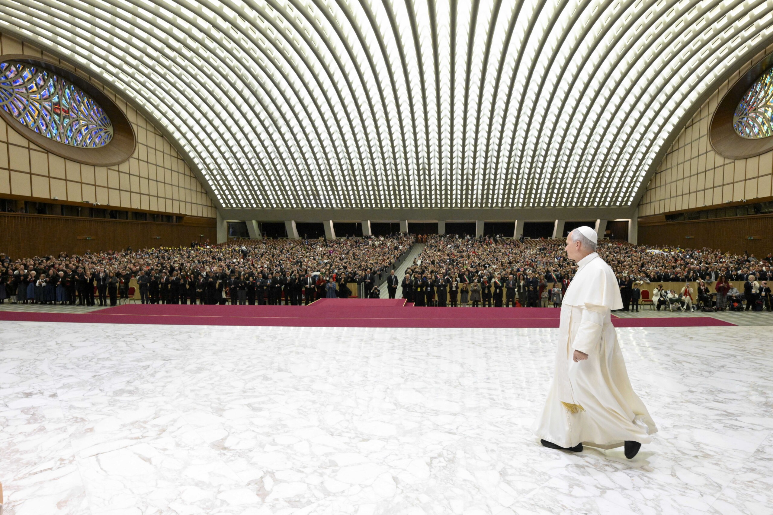 le pape leon xiv surprend lassemblee dans la salle paul vi en saluant les fideles handicapes et malades scaled