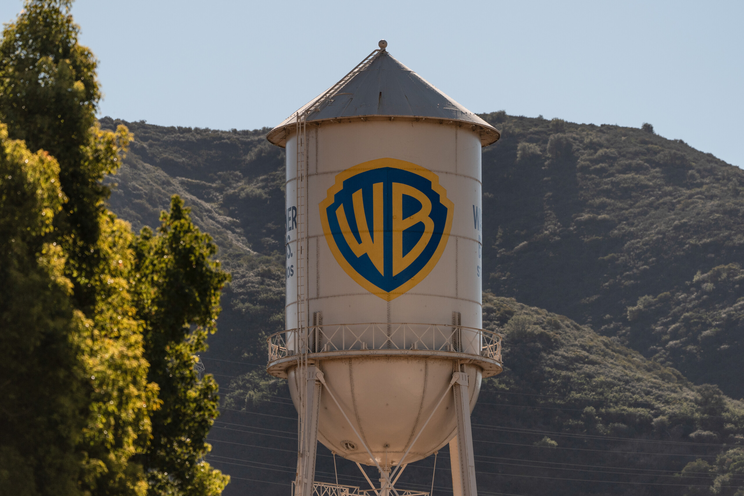 warner bros a ses actionnaires rejetez loffre de paramount elle est moins avantageuse scaled