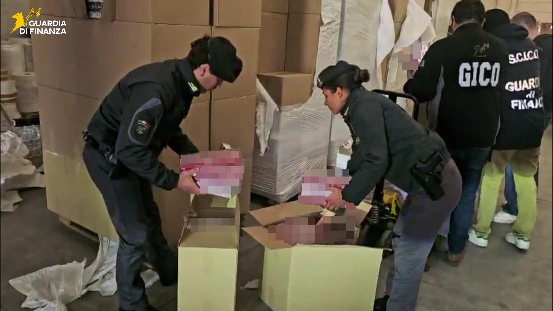 Milan : saisie de deux usines de cigarettes de contrebande, 17 arrestations 1 milan saisie de deux usines de cigarettes de contrebande 17 arrestations