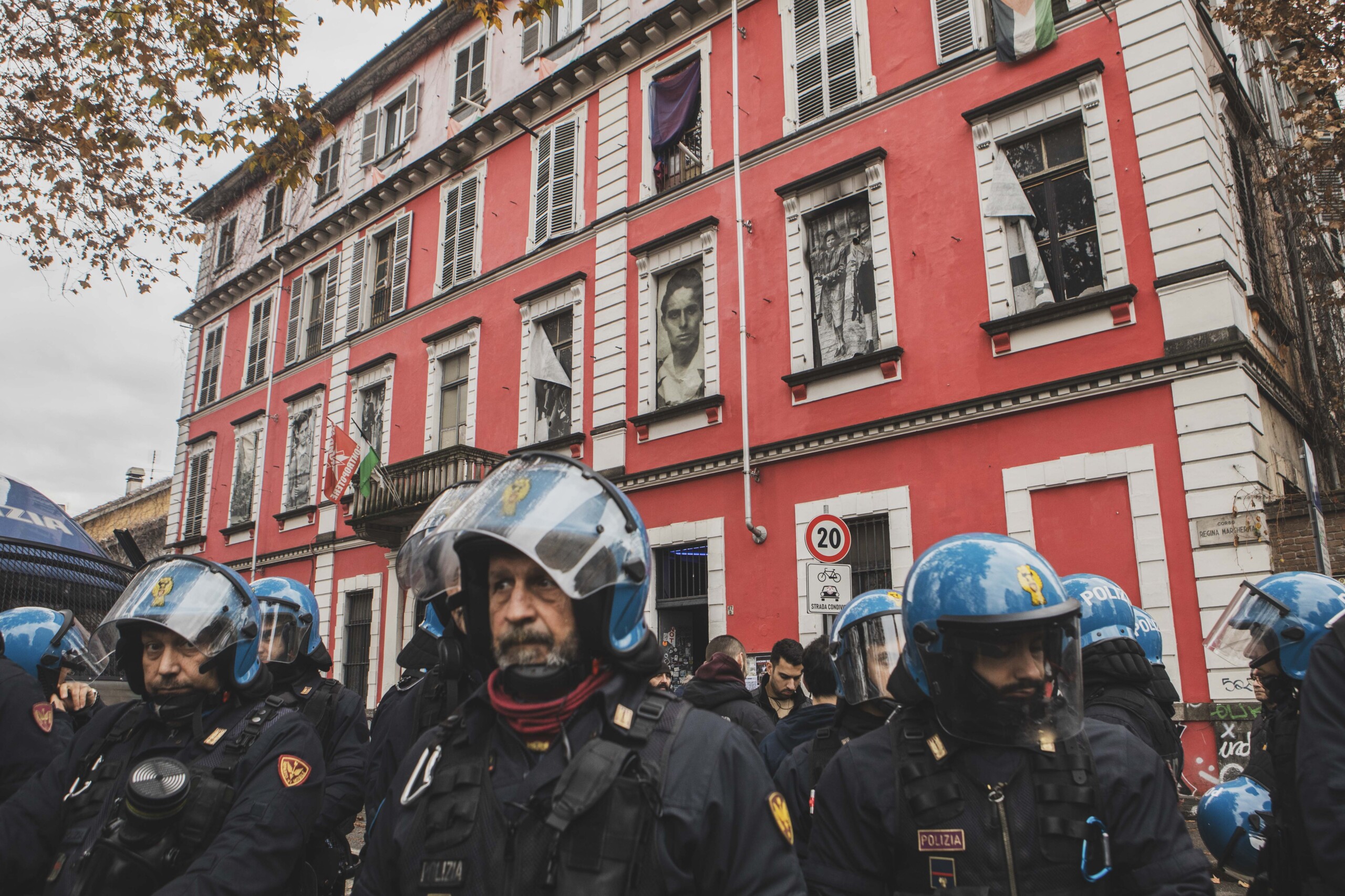 Turin, perquisitions chez Askatasuna et 8 militants : saisie d'ordinateurs et de fumigènes 1 turin perquisitions chez askatasuna et 8 militants saisie dordinateurs et de fumigenes scaled