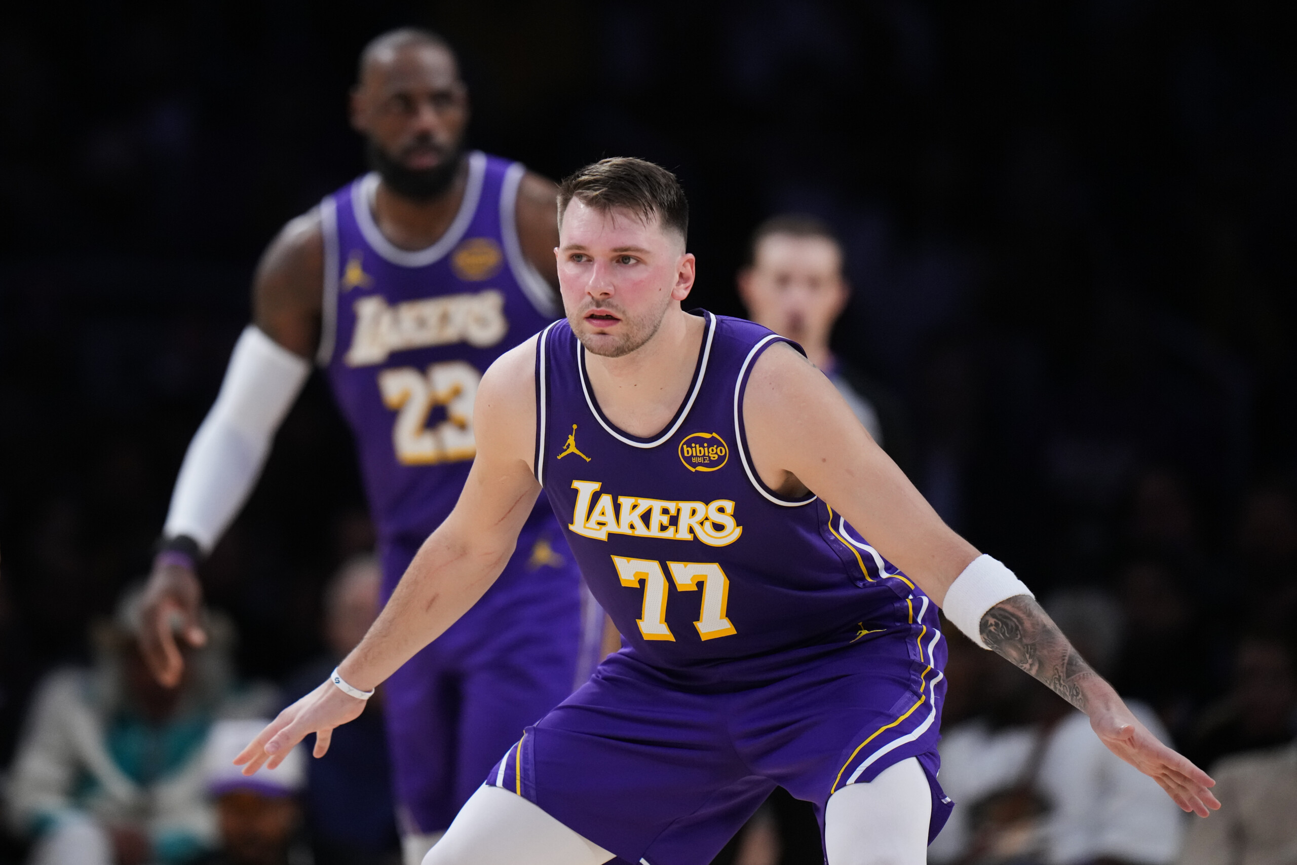 basket nba doncic mene les lakers avec un triple double okc continue sa progression scaled