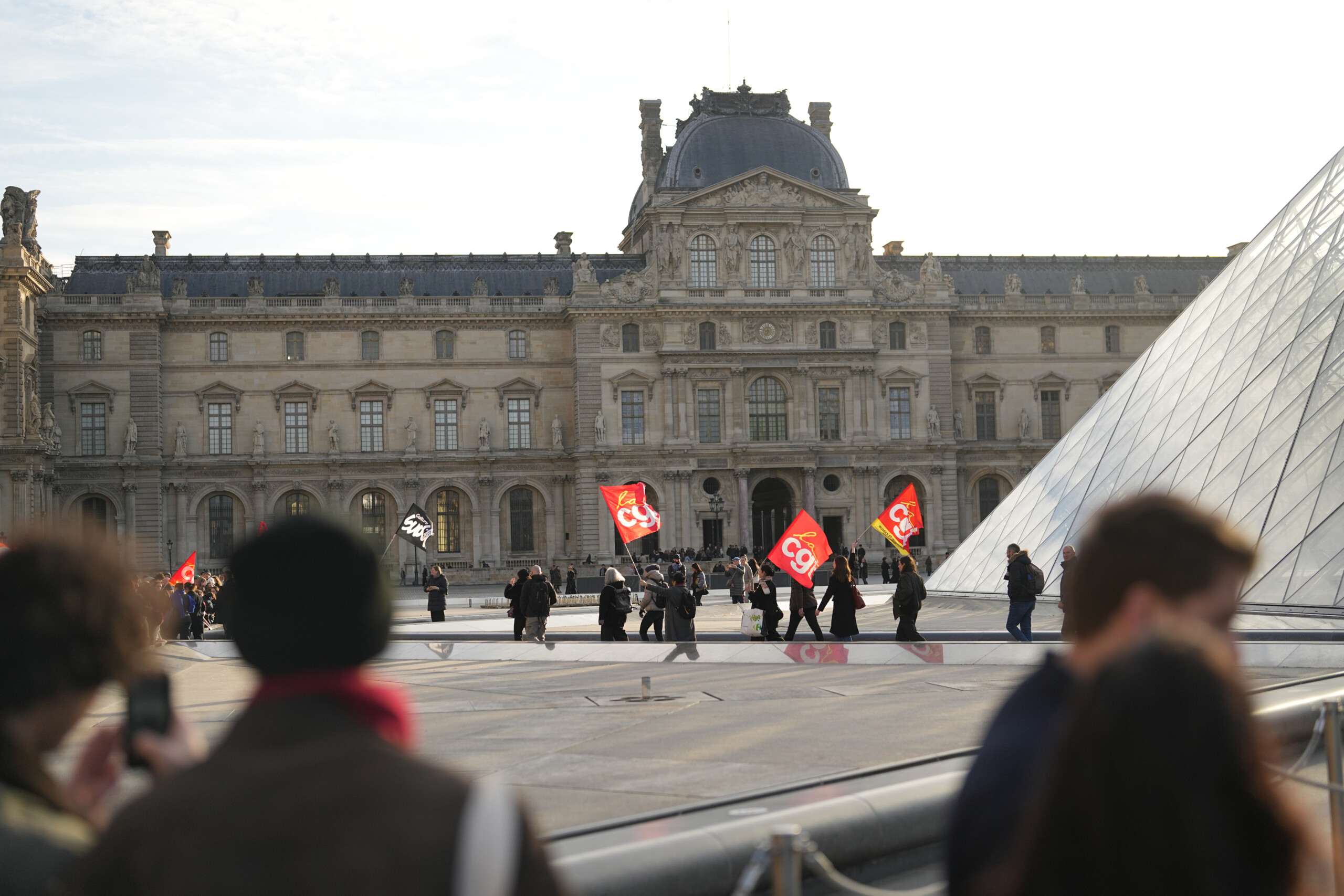 France : le personnel du Louvre vote la suspension de la grève, le musée rouvre ses portes 1 france le personnel du louvre vote la suspension de la greve le musee rouvre ses portes scaled