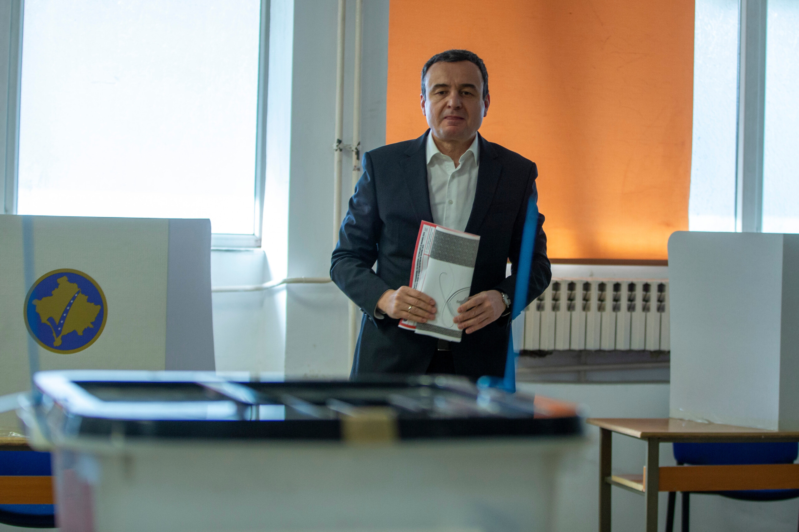 kosovo le premier ministre kurti remporte les elections anticipees un nouveau gouvernement bientot forme scaled