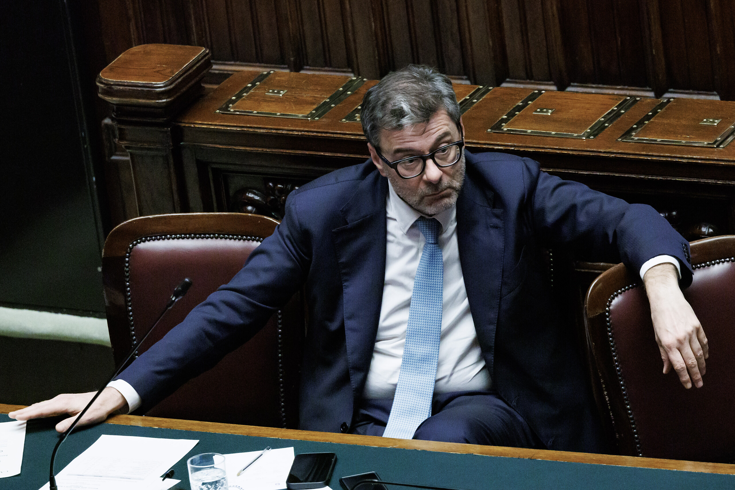 manoeuvre debut de la seance pour le vote final giorgetti egalement present a la chambre scaled