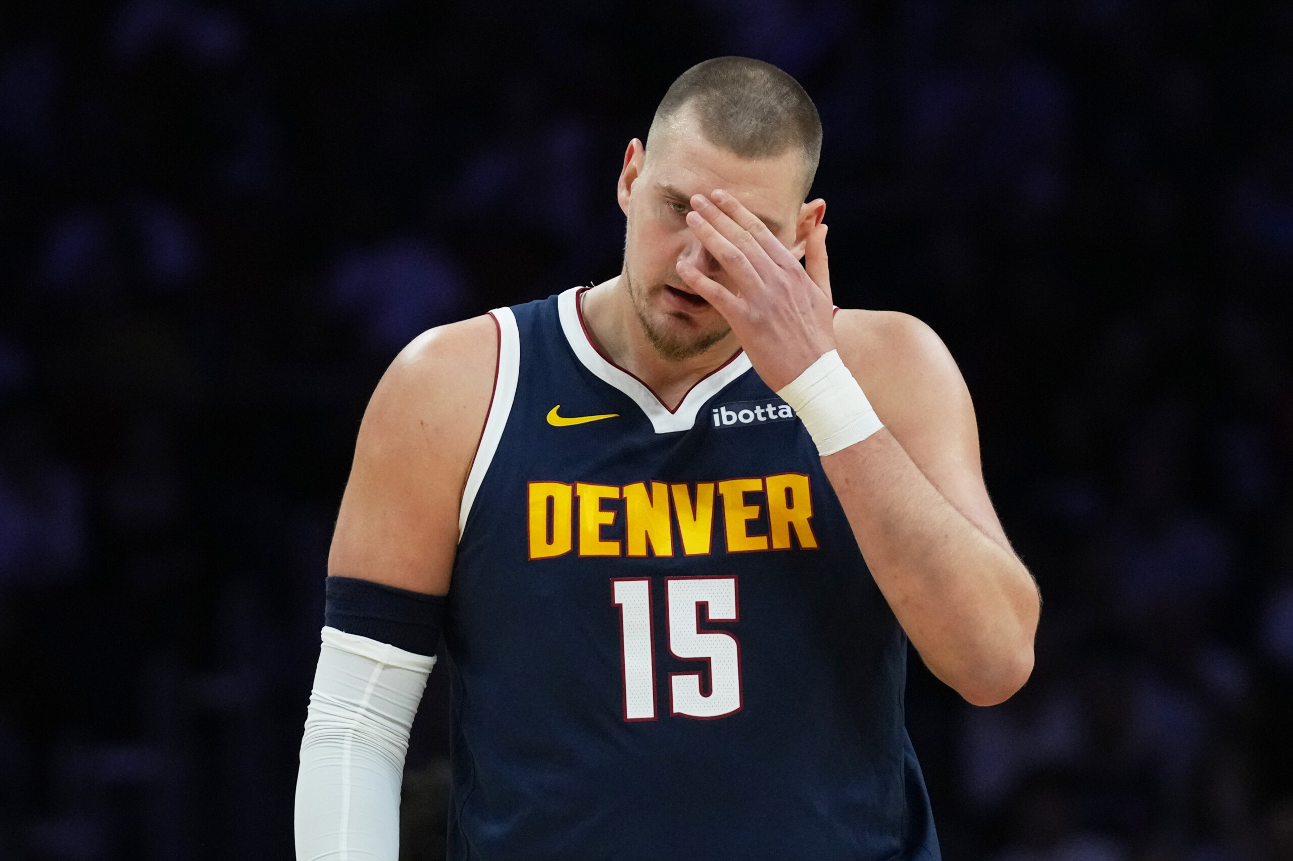 nba inquietude pour jokic blessure au genou il quitte le match scaled