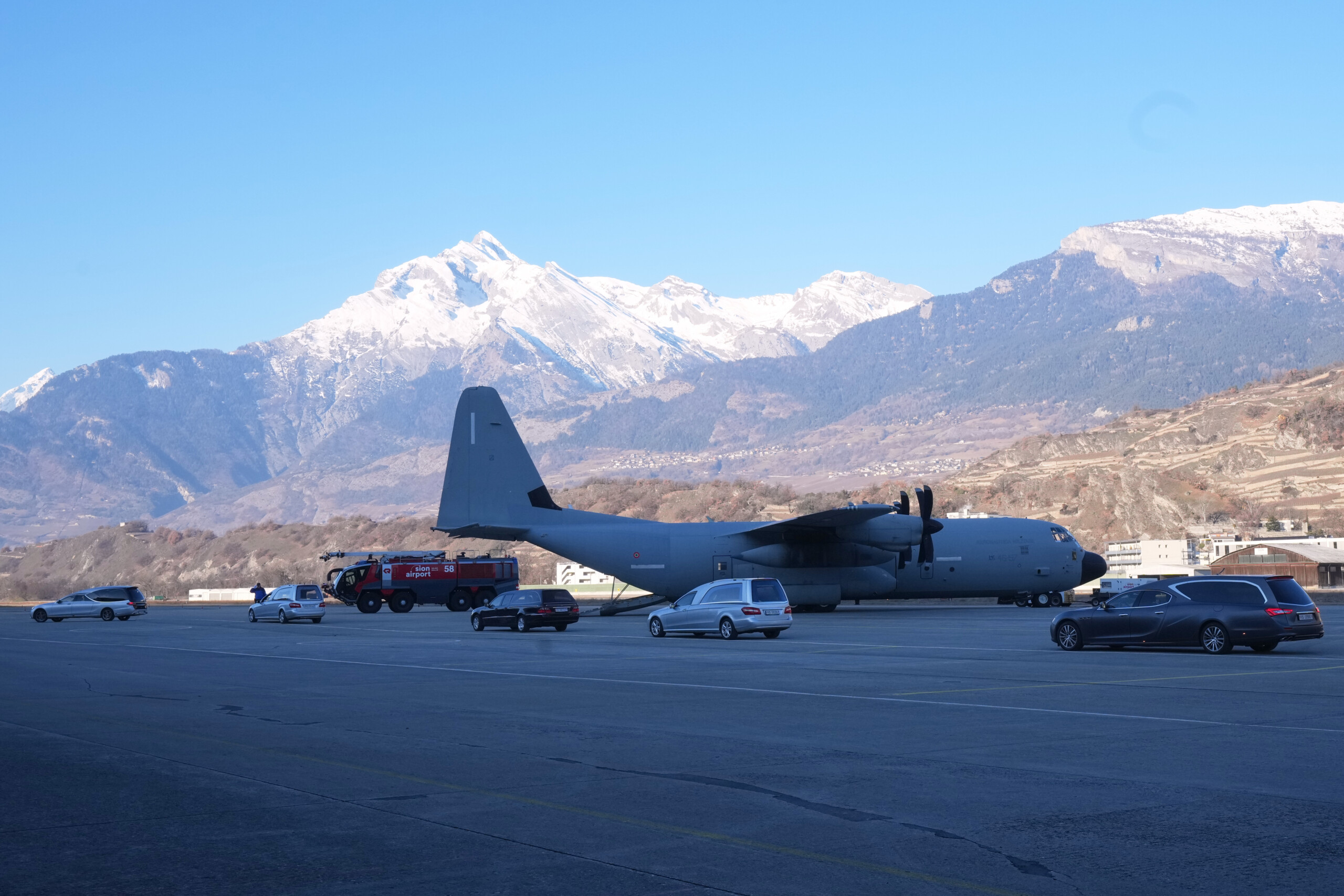 Crans-Montana : l’avion transportant les corps de 5 victimes atterrit à Milan Linate 1 crans montana lavion transportant les corps de 5 victimes atterrit a milan linate scaled