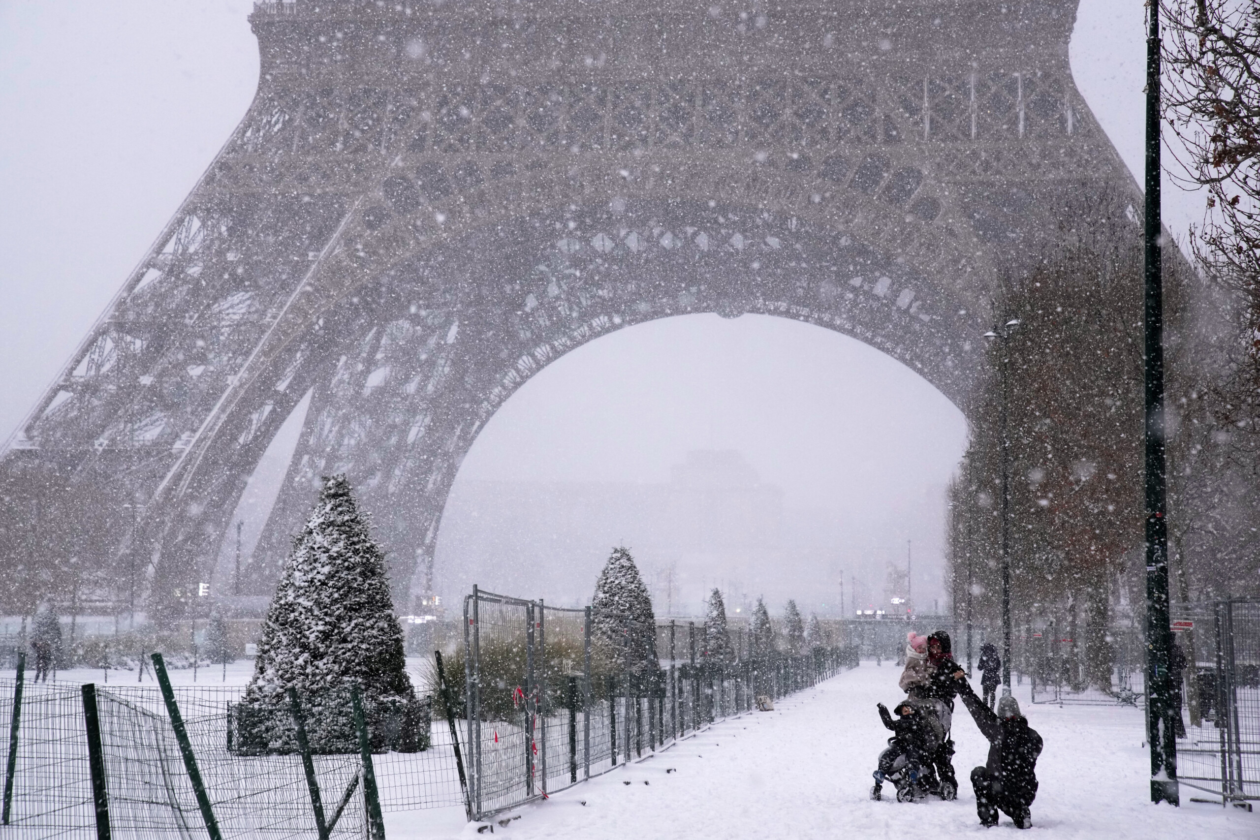 france des bus et des camions sont restes au sol a cause de la neige ce qui a perturbe les trains scaled