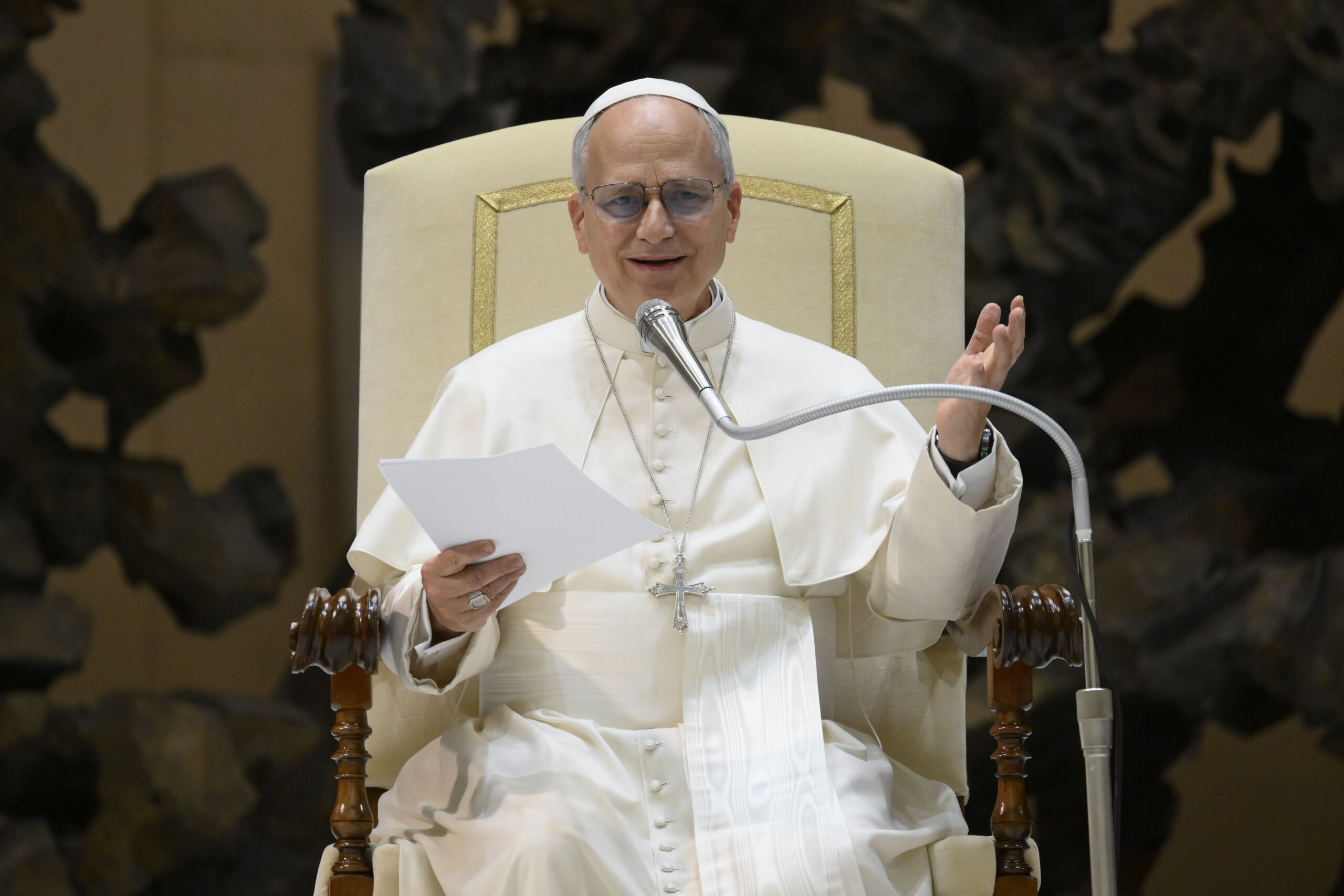 le pape benit les bebes baptises et prie pour ceux qui sont nes dans des conditions plus difficiles scaled