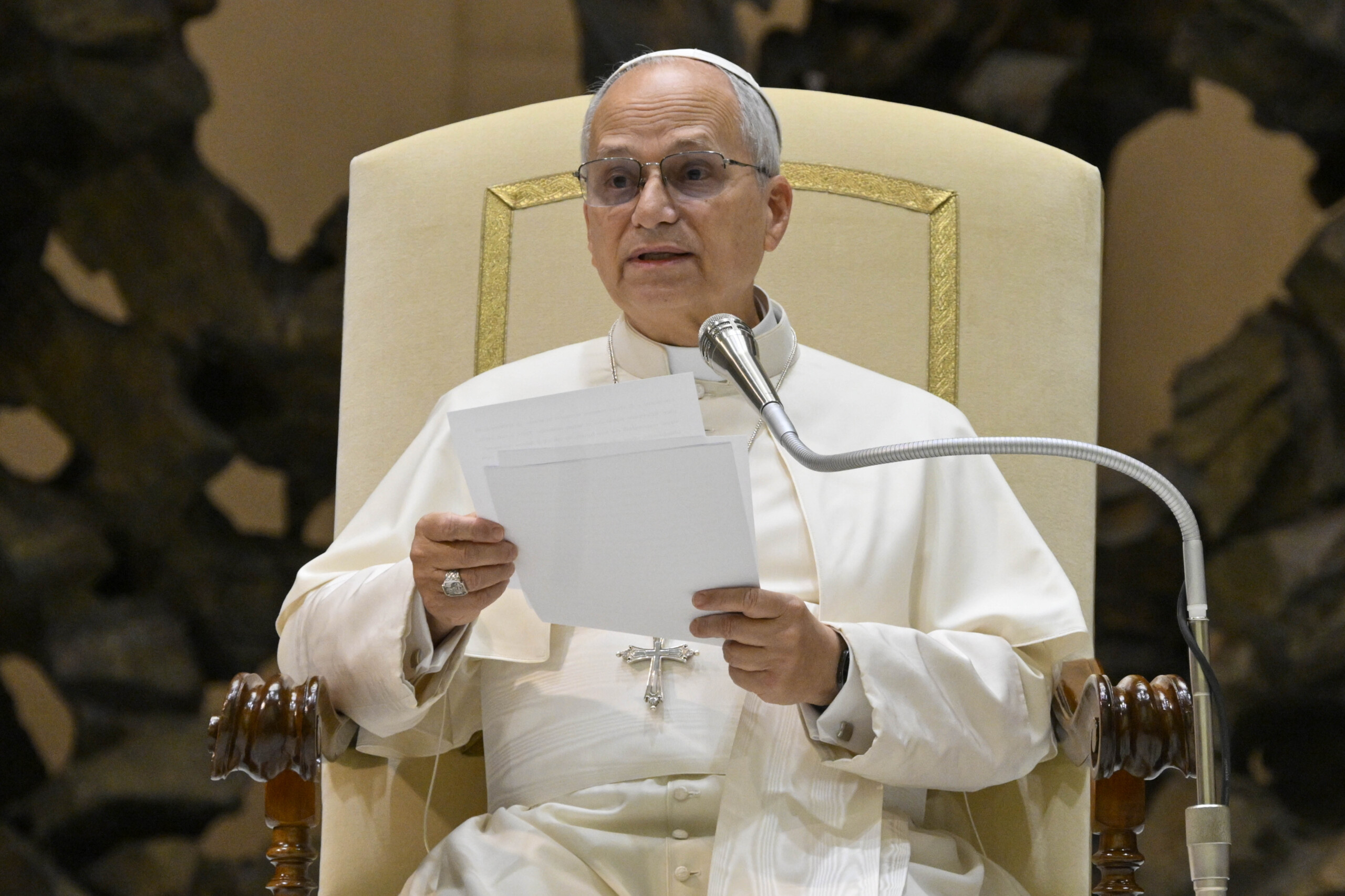 pape leon xiv dans les heures sombres le bapteme est lumiere dans les conflits il est reconciliation scaled