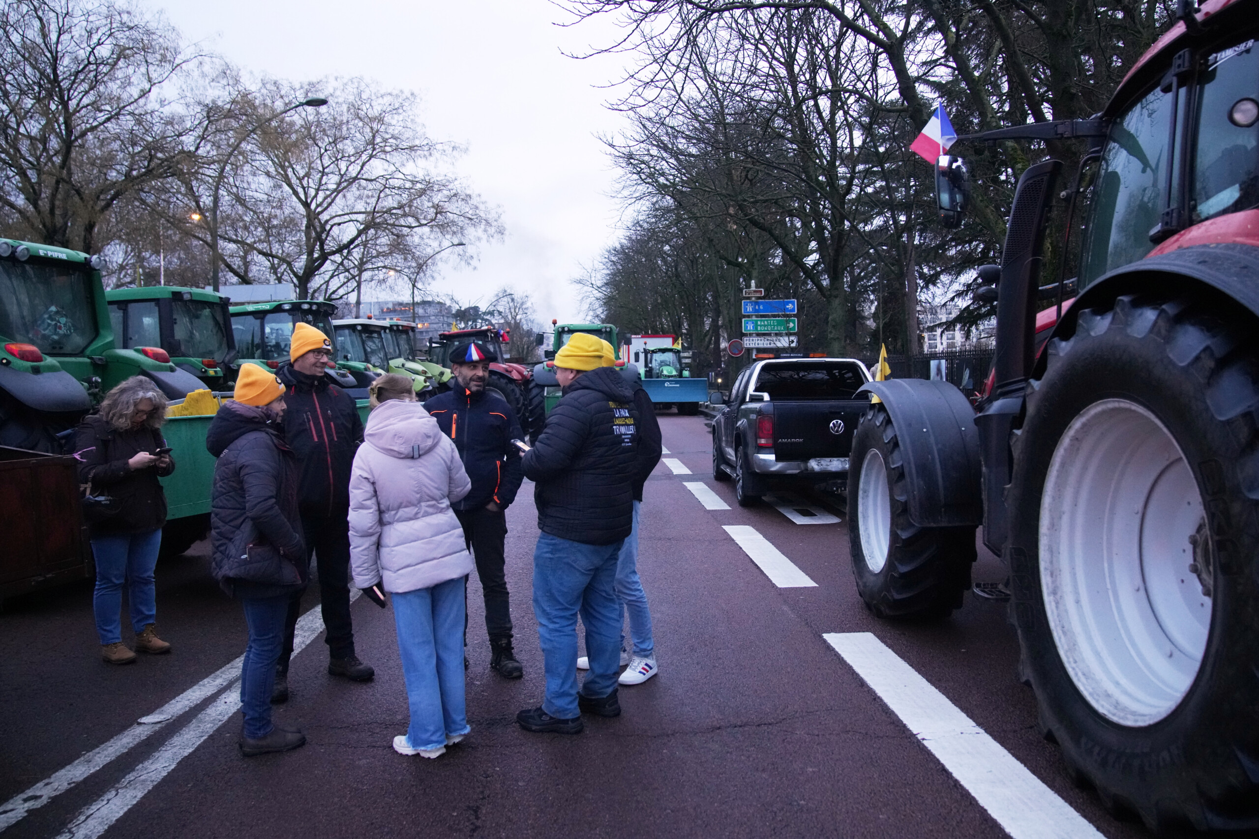 france manifestation contre le mercosur 350 tracteurs entrent a paris scaled