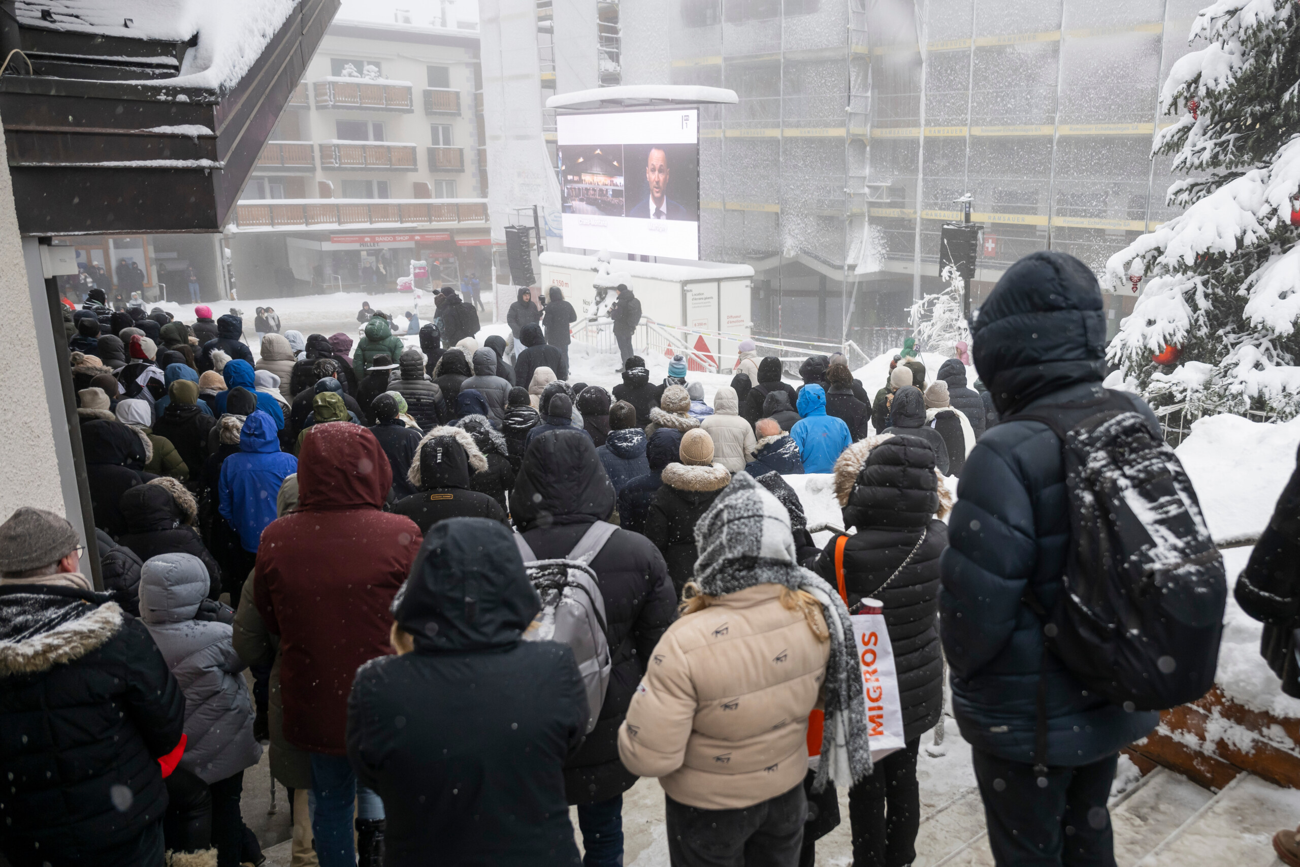 crans montana le canton du valais interdit lutilisation de materiel pyrotechnique dans les lieux fermes scaled