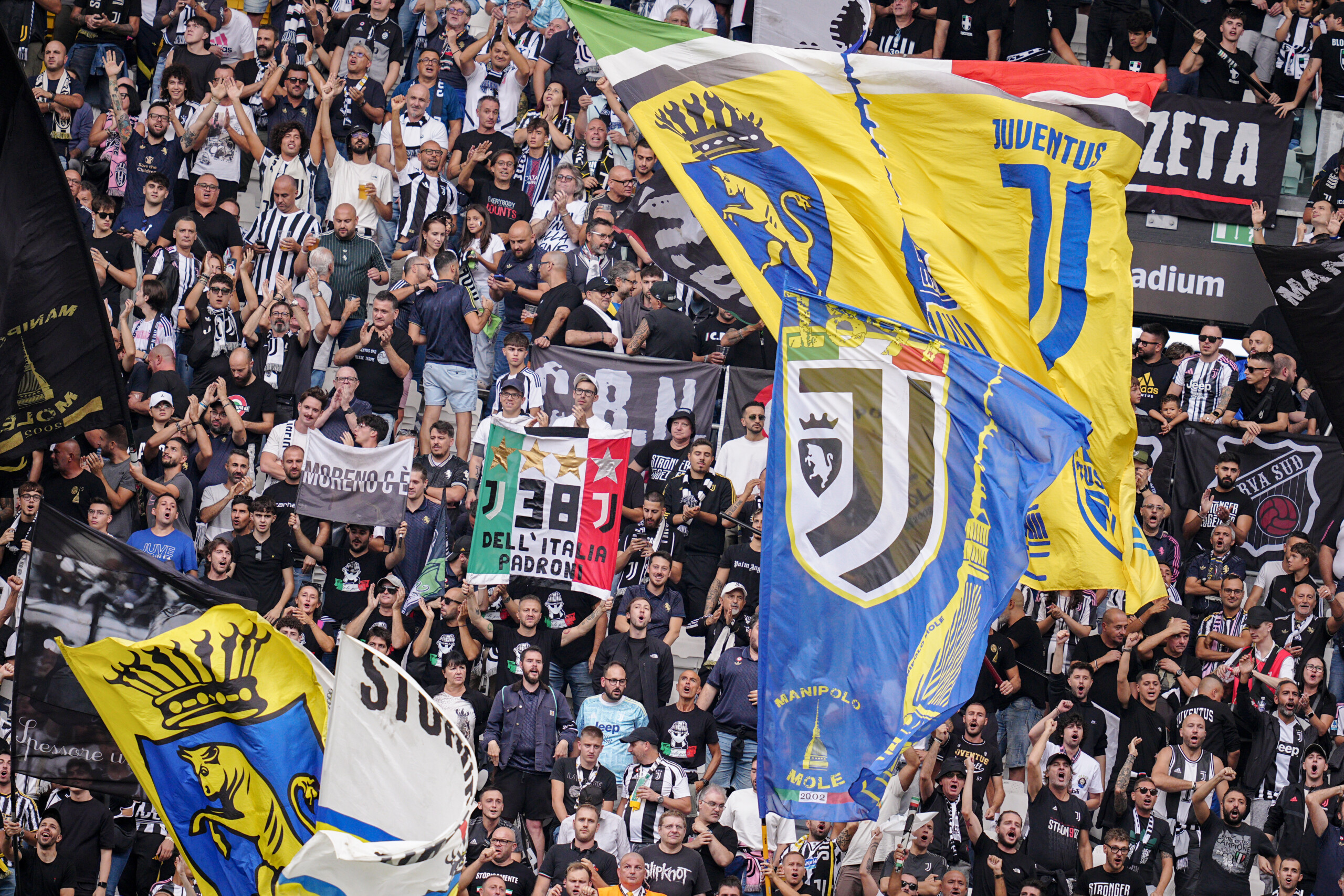turin ils restent dans le stade de la juve apres le match frere et soeur arretes scaled