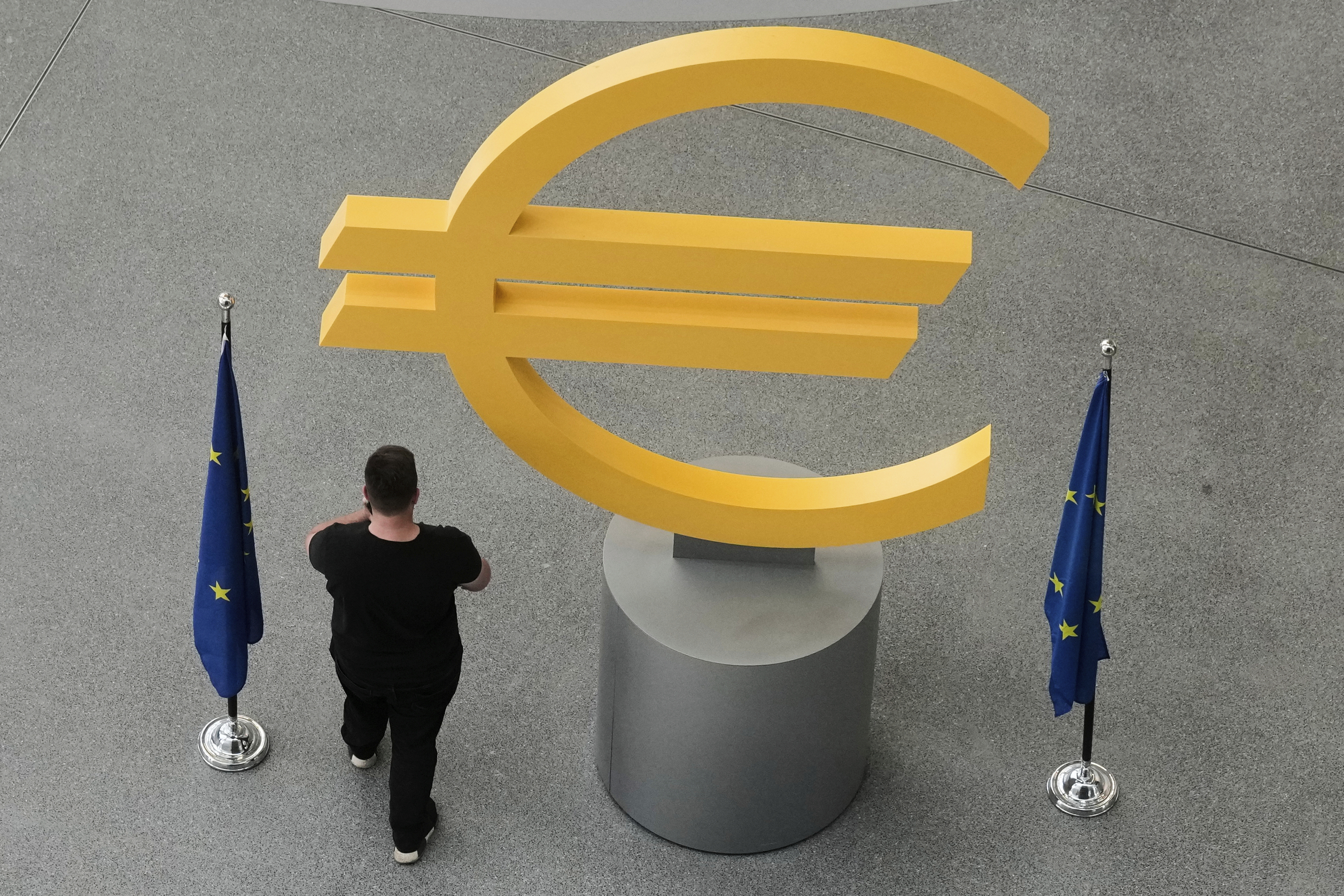 salaires en italie les salaires resteront inchanges en 2025 tandis que les milliardaires gagneront 150 millions de plus par jour