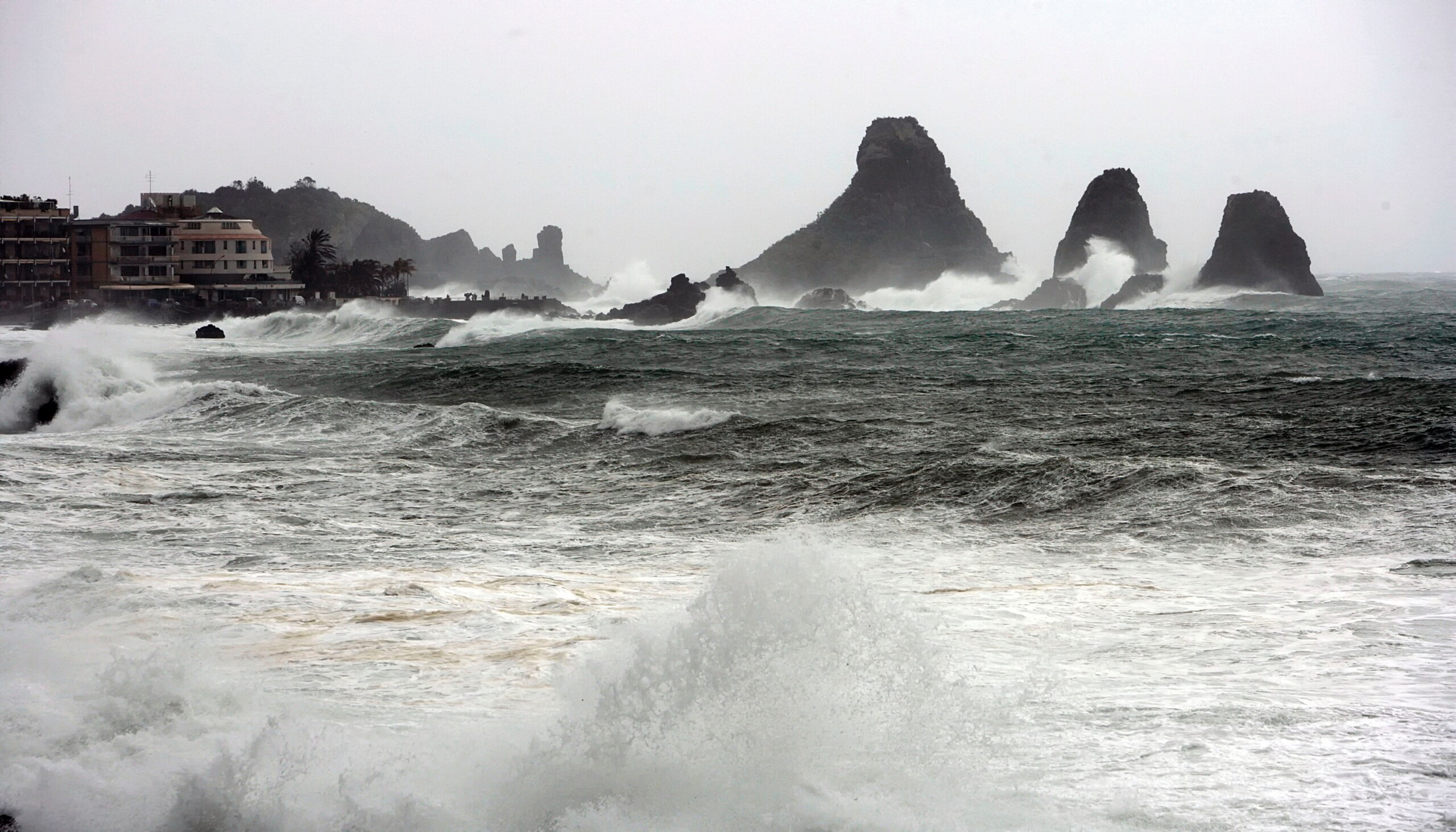Intempéries : réunion du Conseil des ministres lundi pour déclarer l'état d'urgence dans les régions touchées par le cyclone Harry 1 intemperies reunion du conseil des ministres lundi pour declarer letat durgence dans les regions touchees par le cyclone harry scaled