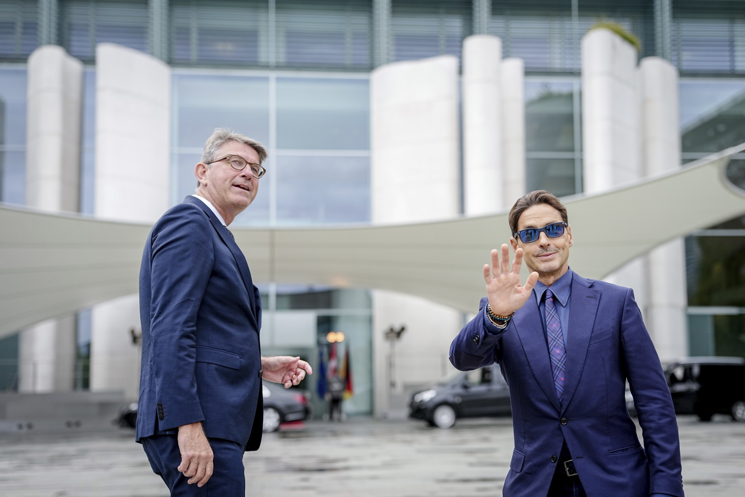 merci checco pier silvio berlusconi remercie zalone pour le succes de buen camino scaled