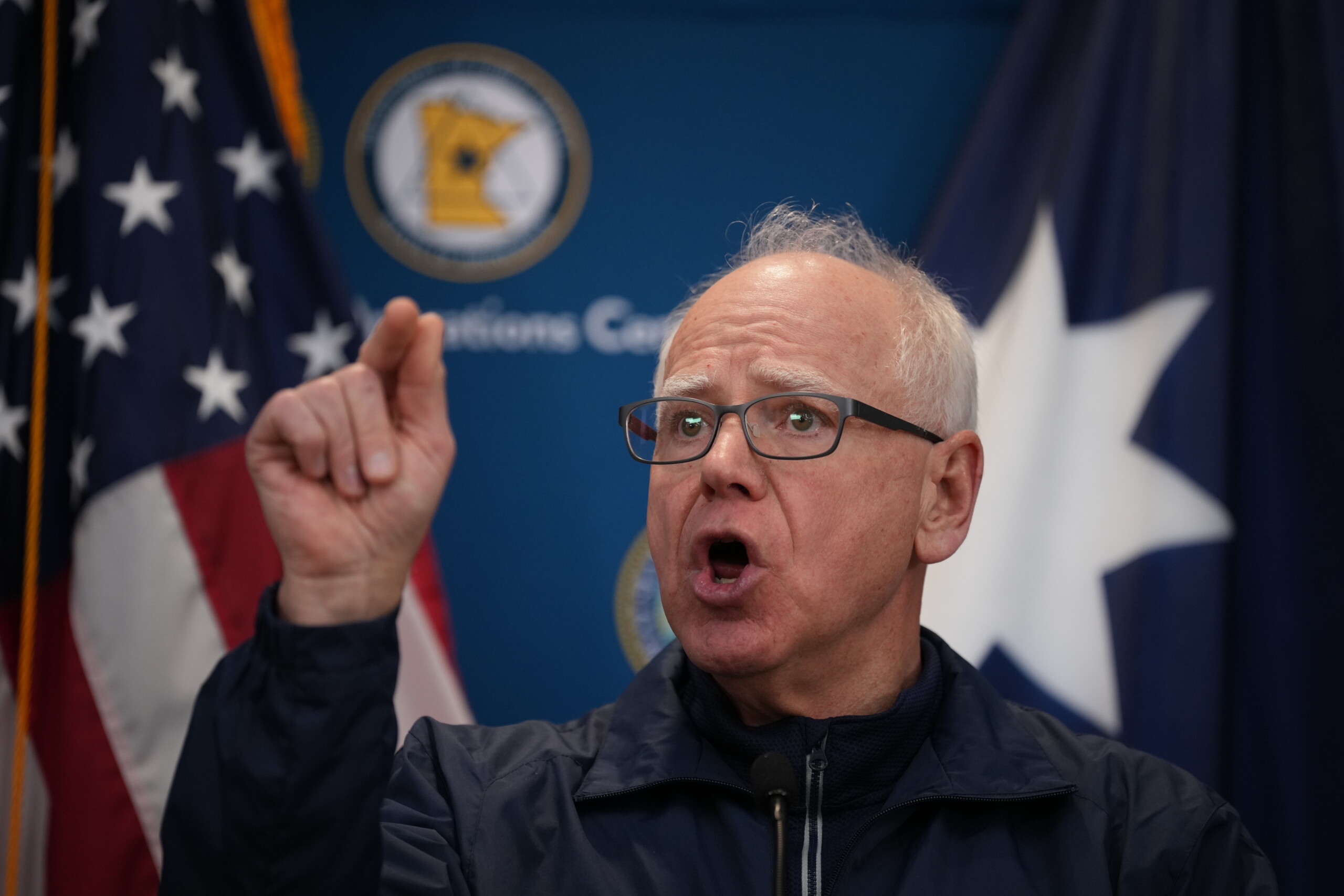 minneapolis tim walz trump retire ses 3 000 agents scaled