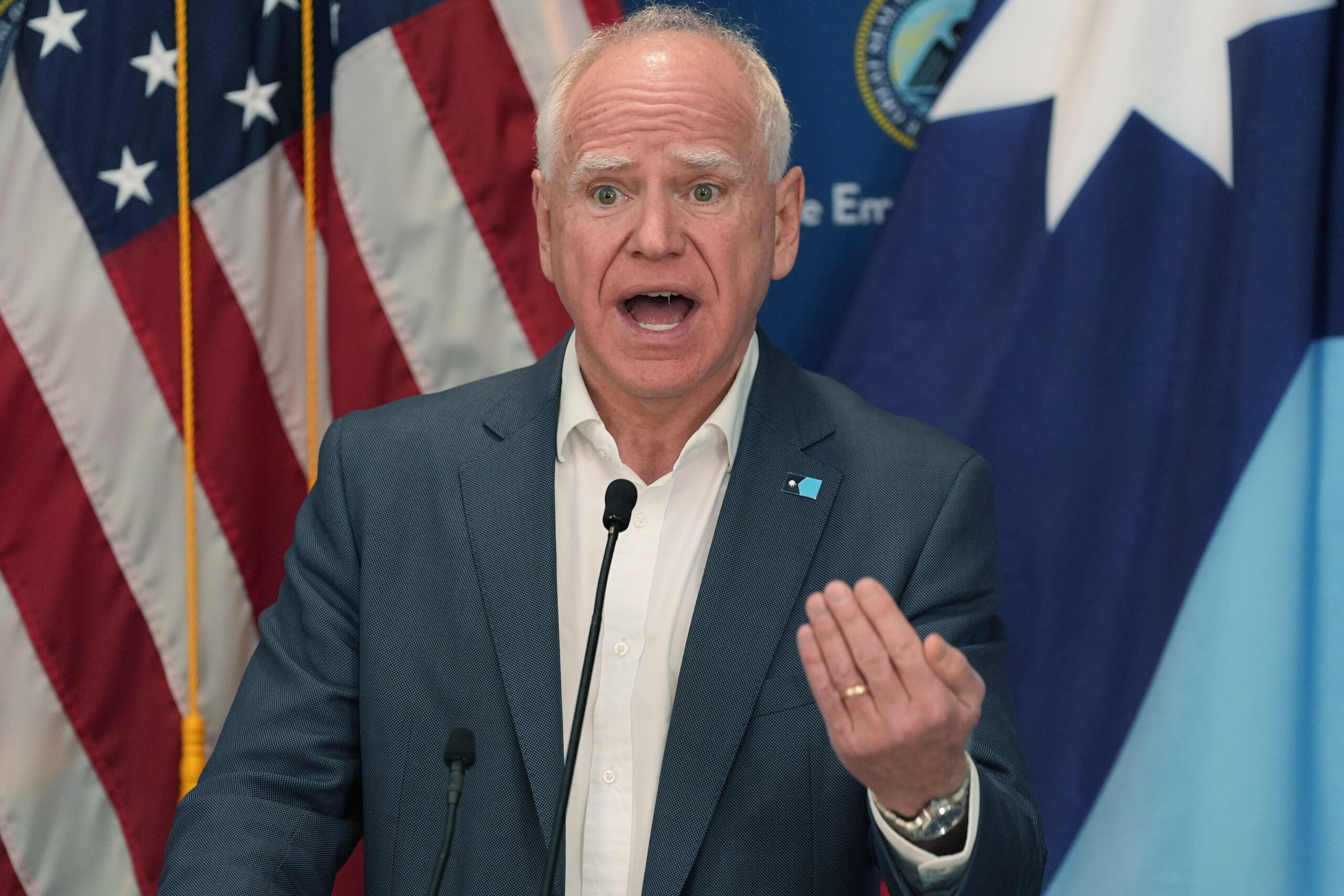 États-Unis, Walz : « Entretien téléphonique productif avec Trump, qui envisagera une réduction du nombre d'agents fédéraux » 1 etats unis walz entretien telephonique productif avec trump qui envisagera une reduction du nombre dagents federaux scaled