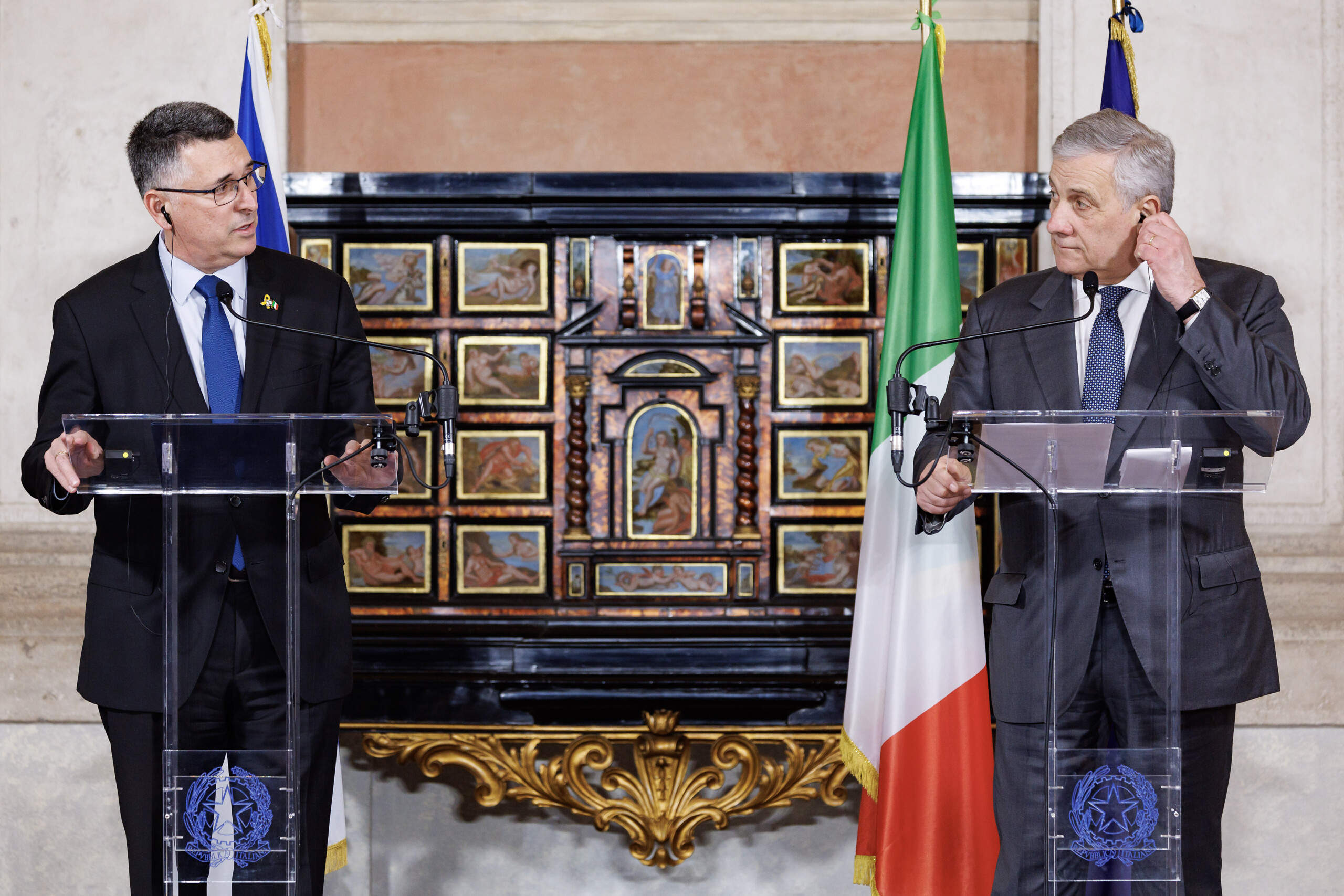 Moyen-Orient : des carabiniers arrêtés par un colon, Tajani convoque l'ambassadeur d'Israël 1 moyen orient des carabiniers arretes par un colon tajani convoque lambassadeur disrael scaled