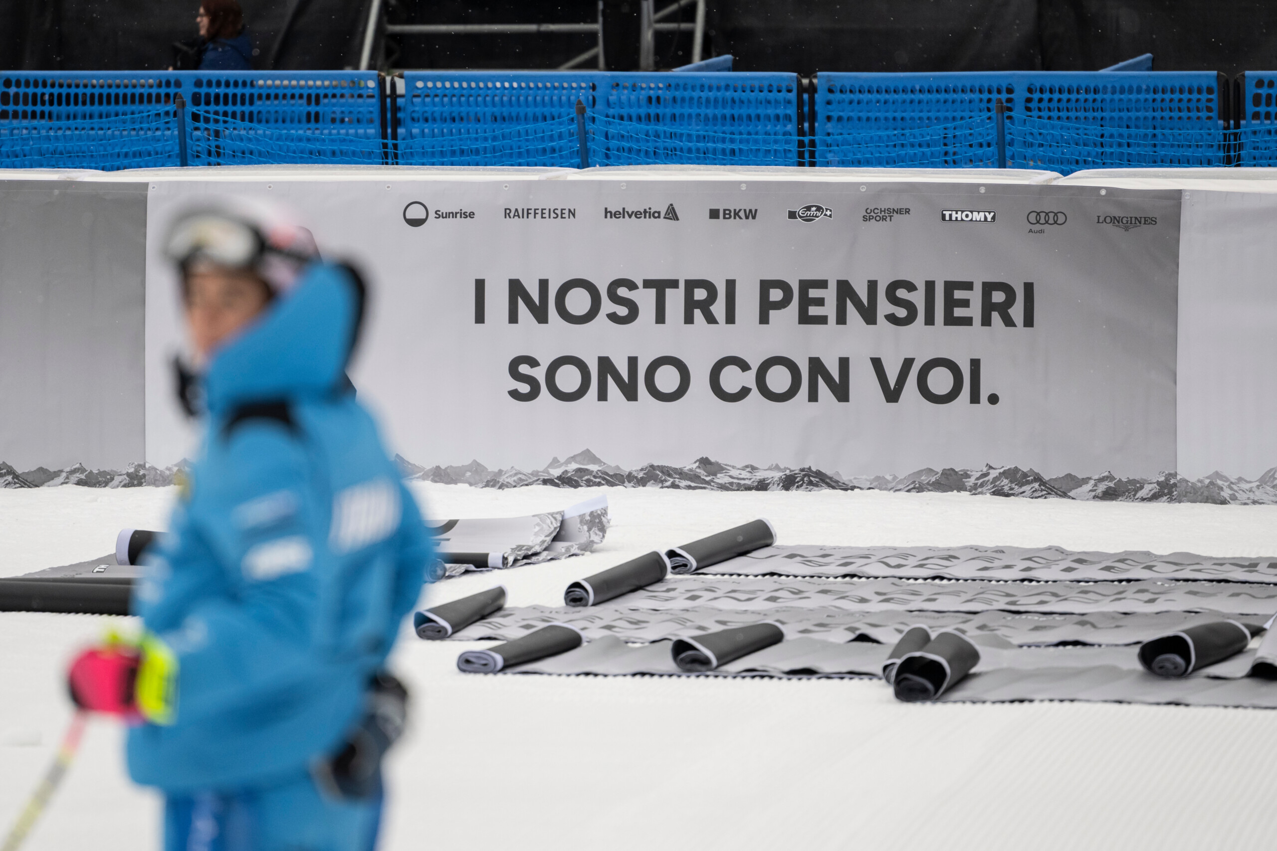 Crans Montana : l'équipe nationale féminine de ski rend hommage aux victimes du Nouvel An 1 crans montana lequipe nationale feminine de ski rend hommage aux victimes du nouvel an scaled