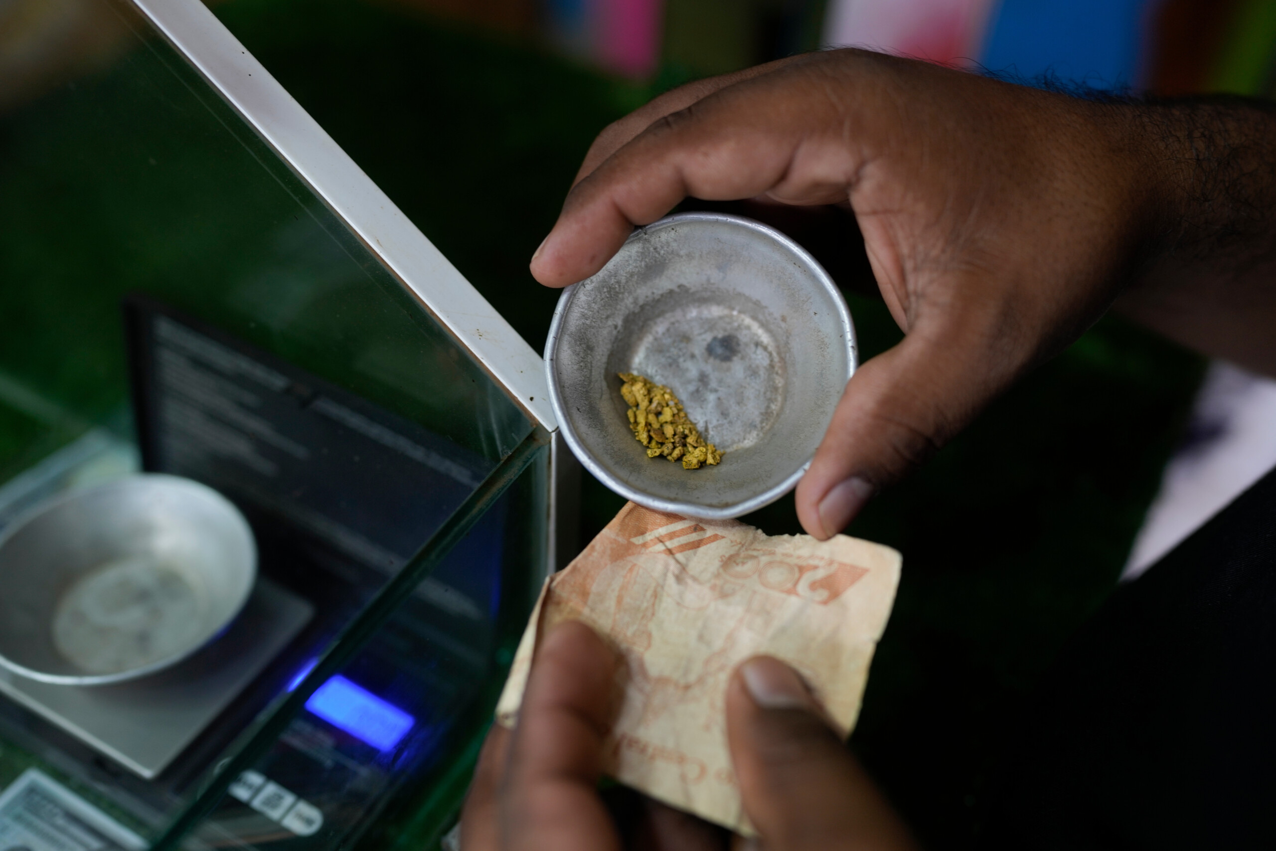 Gold: new record, exceeding $5,200 1 gold new record exceeding 5200 scaled