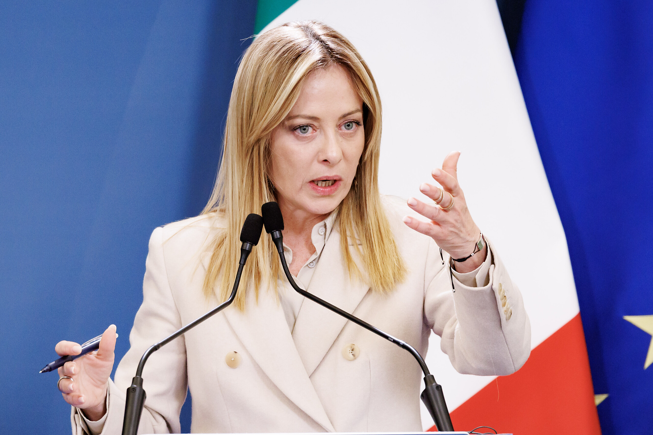 securite meloni arrive au palais chigi pour presider une reunion sur les nouvelles reglementations scaled