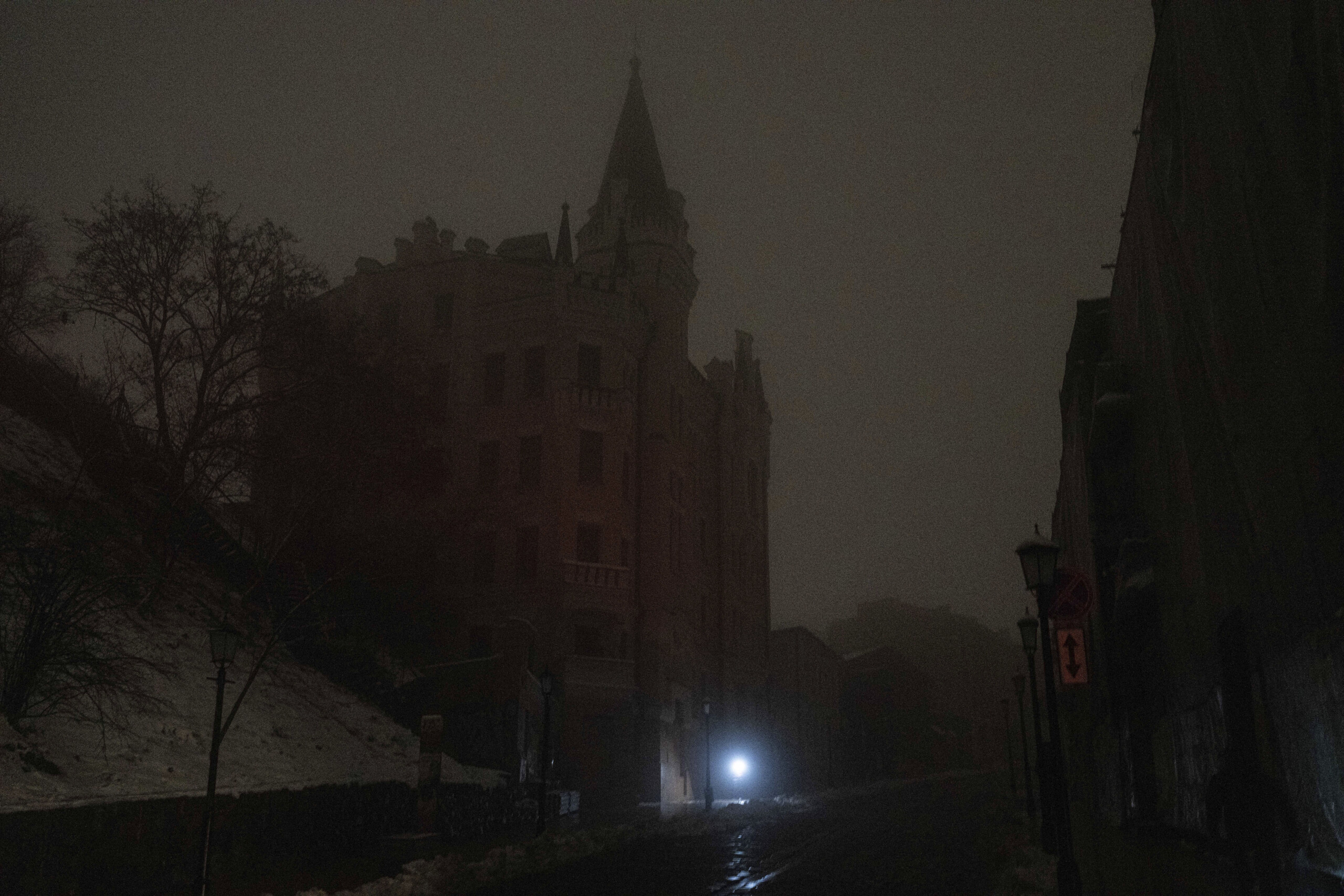 Ukraine : deux quartiers de Kiev privés d'électricité et au moins trois blessés après des raids russes 1 ukraine deux quartiers de kiev prives delectricite et au moins trois blesses apres des raids russes scaled