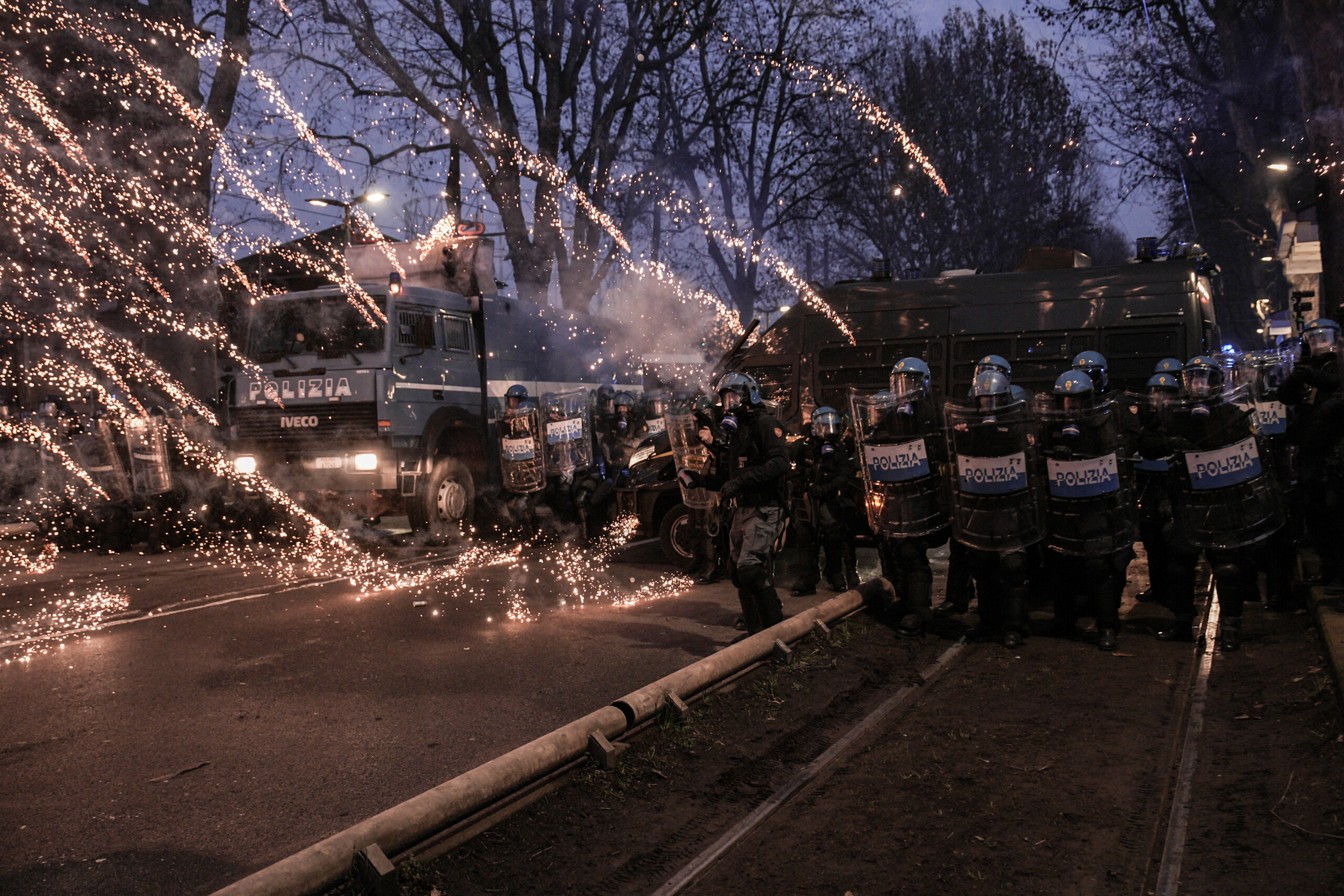 askatasuna un agent agresse ils mont encercle et frappe dans le dos scaled